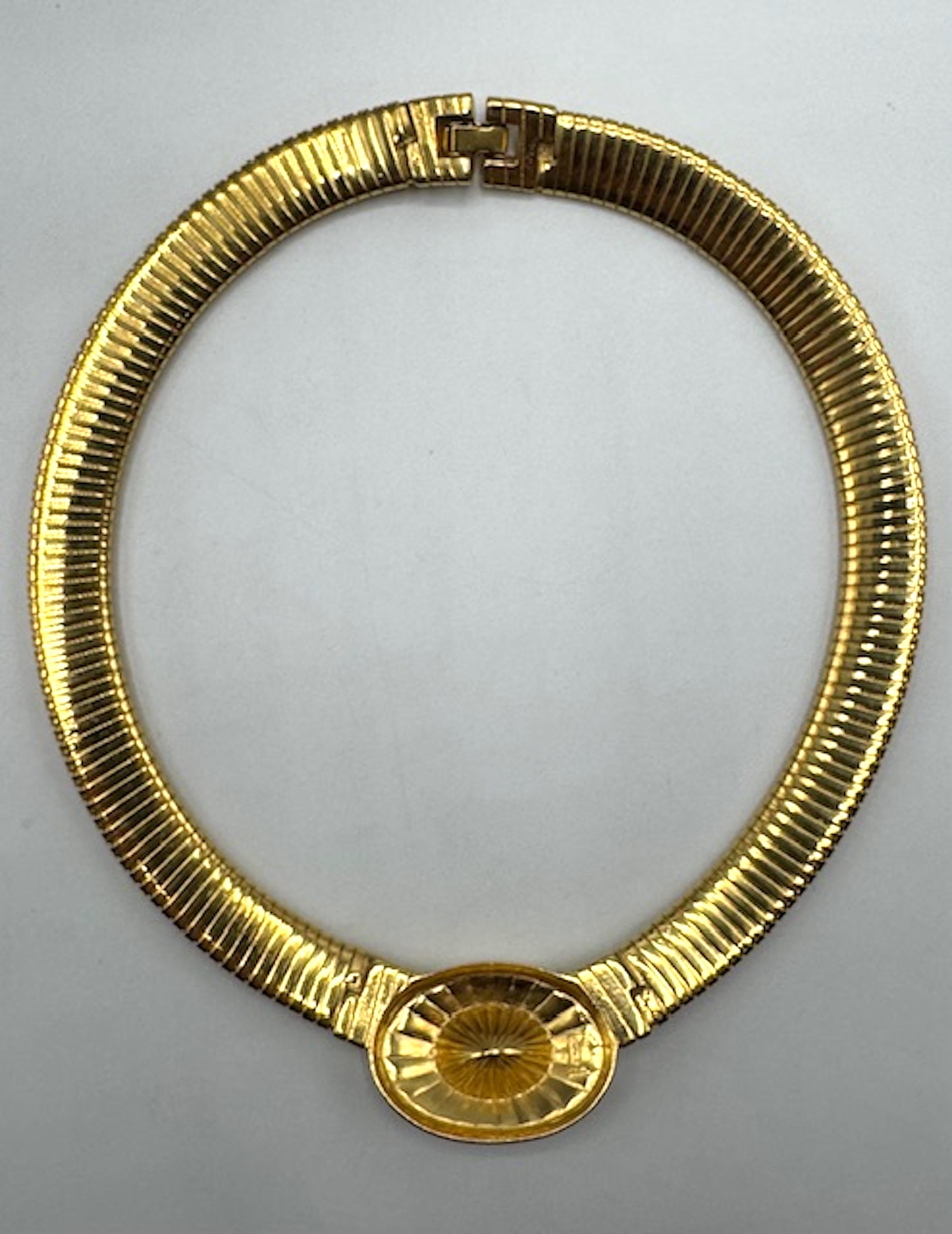 YSL - Collier et boucles d'oreilles oméga en or, émail ivoire et strass sarcelle en vente 6
