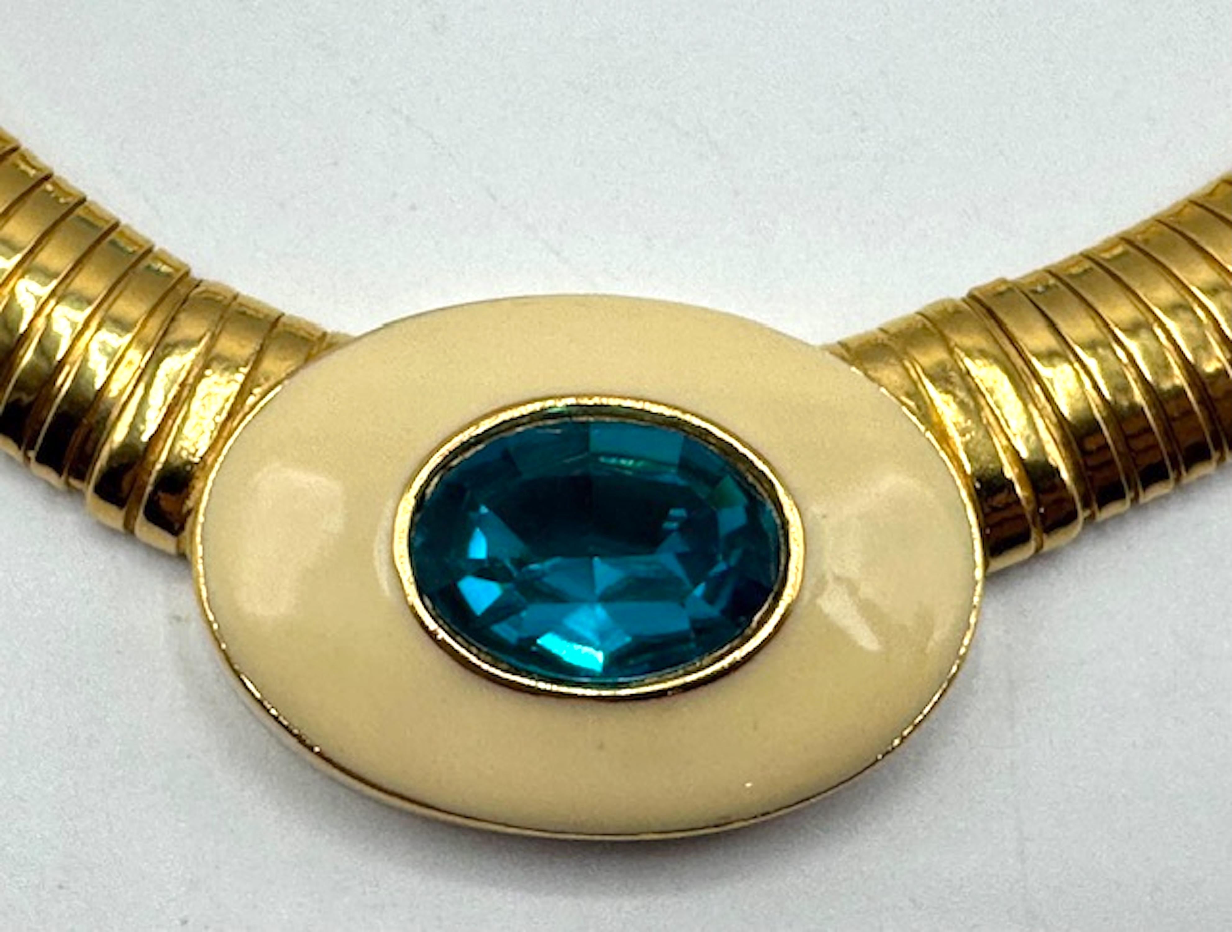 Taille ovale YSL - Collier et boucles d'oreilles oméga en or, émail ivoire et strass sarcelle en vente