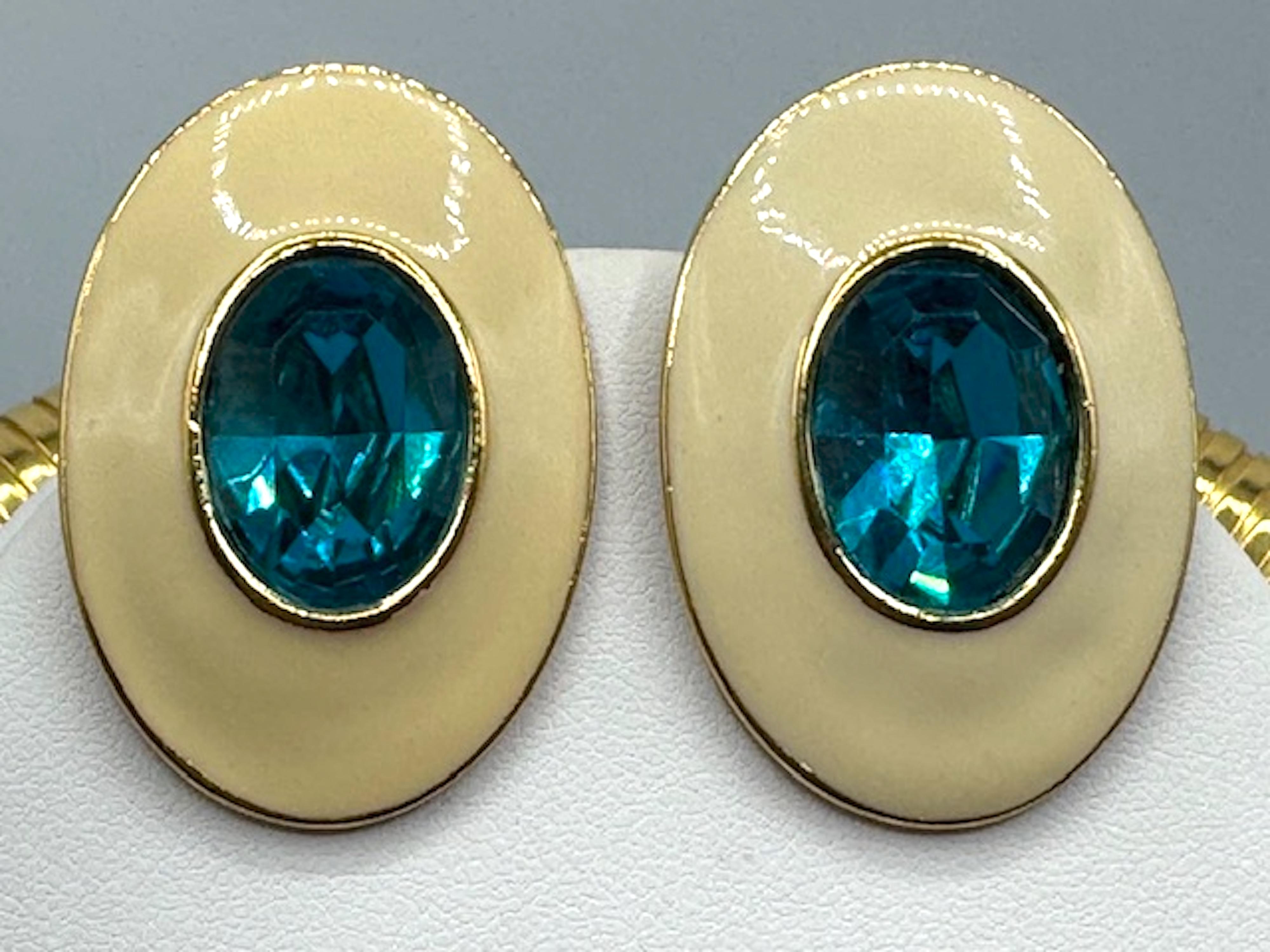 YSL - Collier et boucles d'oreilles oméga en or, émail ivoire et strass sarcelle en vente 1