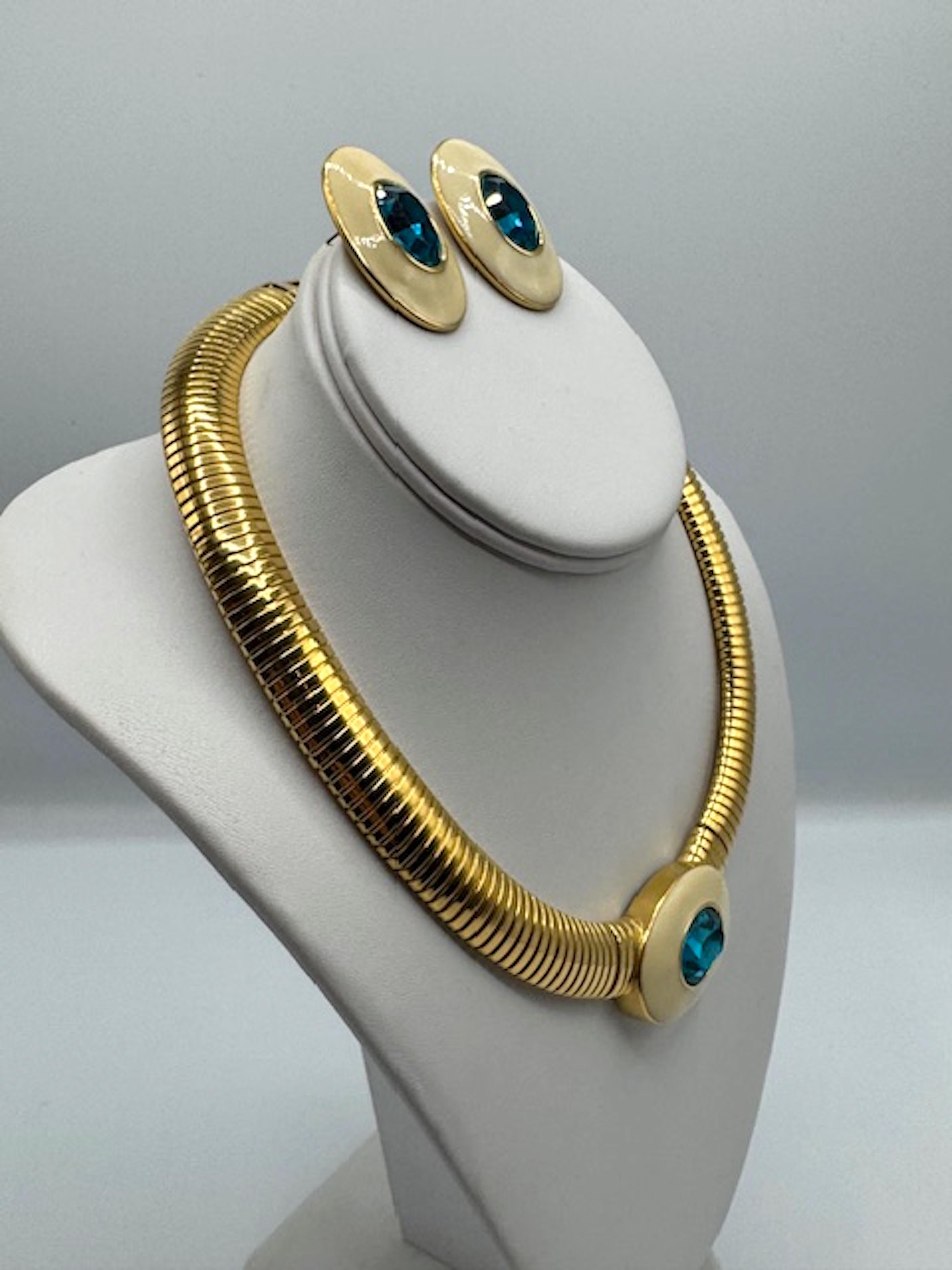 YSL - Collier et boucles d'oreilles oméga en or, émail ivoire et strass sarcelle en vente 3