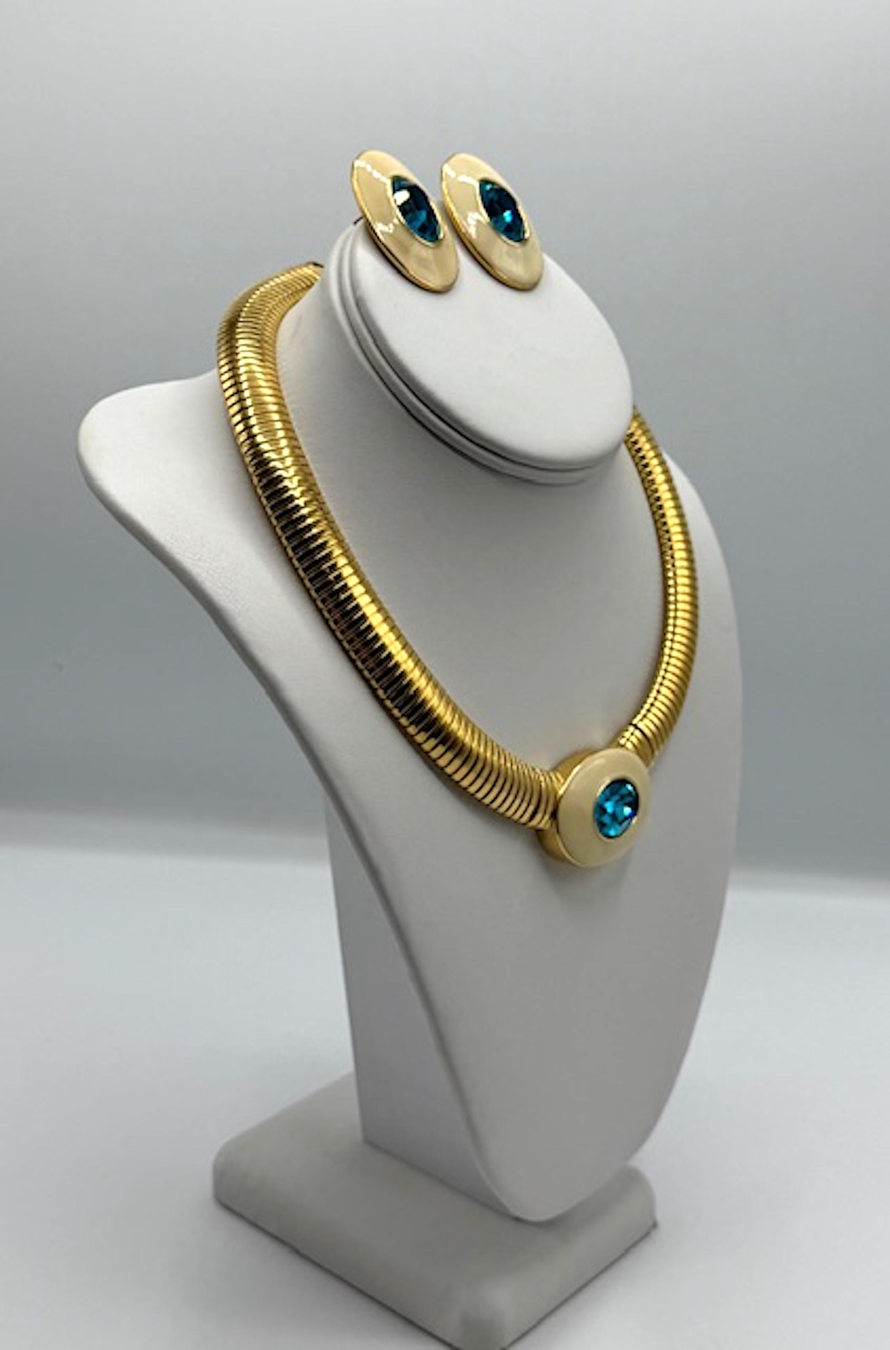 YSL - Collier et boucles d'oreilles oméga en or, émail ivoire et strass sarcelle en vente 4