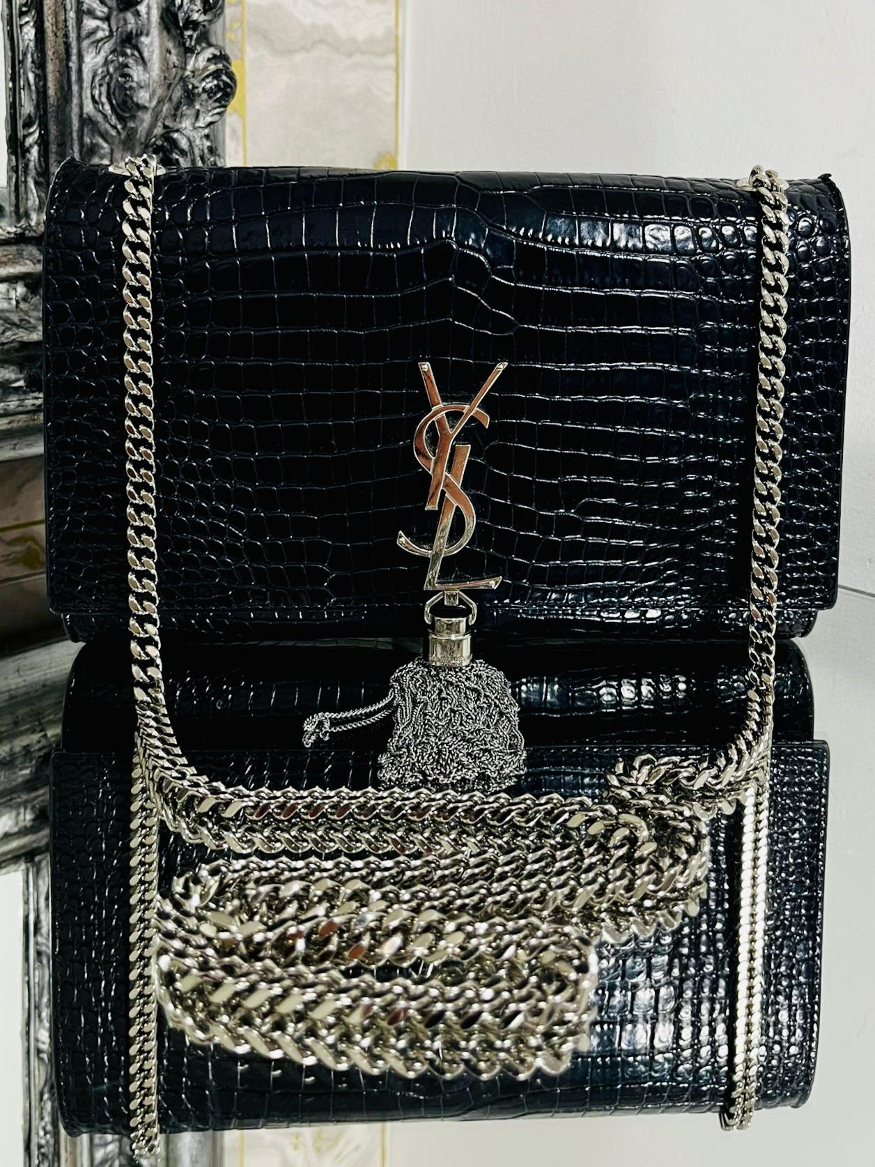 YSL Kate Tasche aus geprägtem Krokodilleder

Schwarzes, glänzendes Leder mit Krokodilprägung

und silberner Hardware. YSL