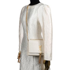 YSL Kate Medium Quaste aus Leder mit Krokodilprägung Beige