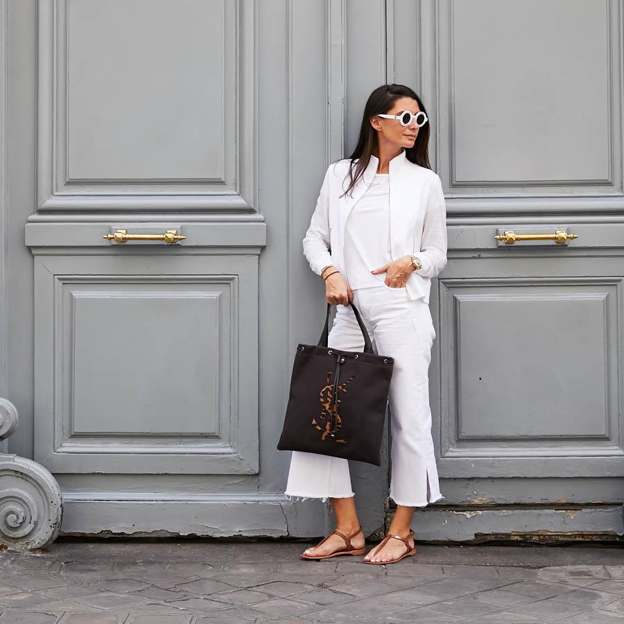 Practical for every day, elegant delight Saint Laurent tote in brown canvas. It is worn by hand, arm and shoulder.
The interior is brown satin with a large zipped pocket. The finishes are leather of the same color. The jewelry is silver metal. It