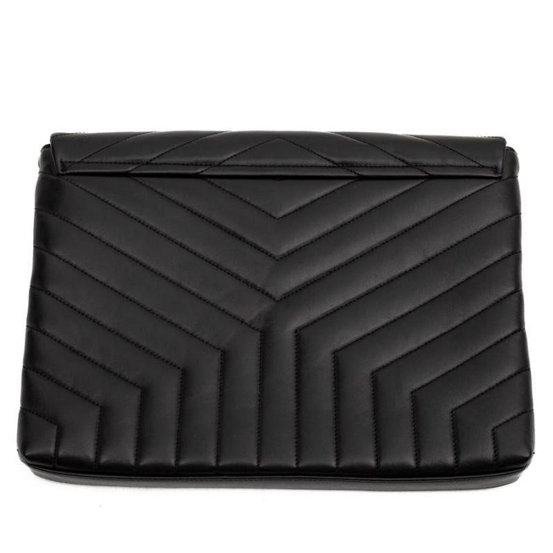 Loulou SAINT LAURENT clutch in black calfskin lined with grosgrain. The jewelry is made of palladium silver metal. On the flap, the initials YSL are interlaced. The stitching gives the effect of a Y. Closure with a magnetic snap. A large storage