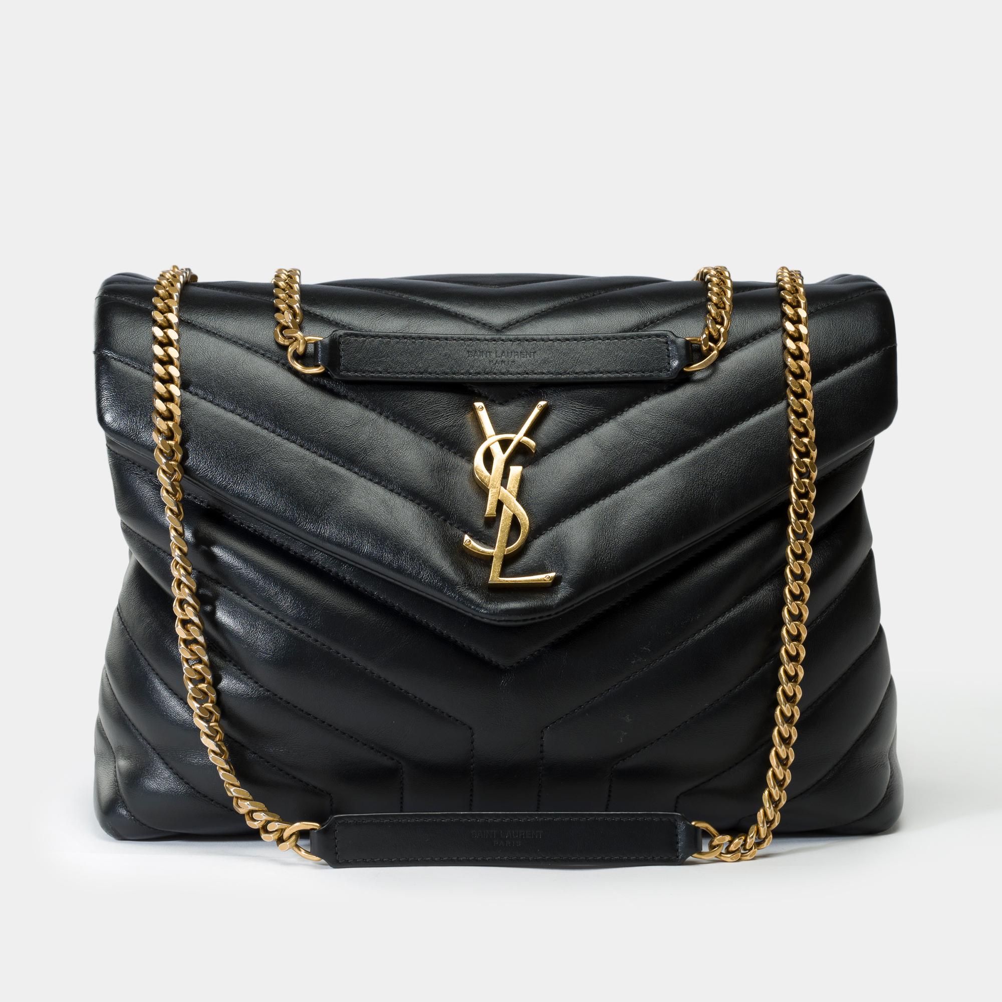 Saint​ ​Laurent​ ​Loulou​ ​shoulder​ ​bag​ ​medium​ ​model​ ​(MM)​ ​in​ ​black​ ​quilted​ ​chevrons​ ​leather,​ ​gold​ ​metal​ ​trim,​ ​a​ ​transformable​ ​chain​ ​handle​ ​in​ ​gold​ ​metal​ ​allowing​ ​a​ ​shoulder​ ​or​ ​crossbody​ ​carry

Flap​