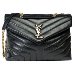 Borsa a tracolla media YSL Loulou in pelle di vitello trapuntata con motivo chevron nero, GHW