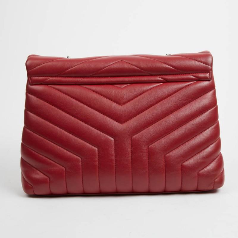 Cet indémodable sac Loulou de la Maison Saint Laurent est en cuir de veau rouge avec des éléments métalliques argentés. Les surpiqûres donnent la forme d'un Y. Sur le devant:: les initiales YSL entrelacées sont réalisées en métal argenté palladium.