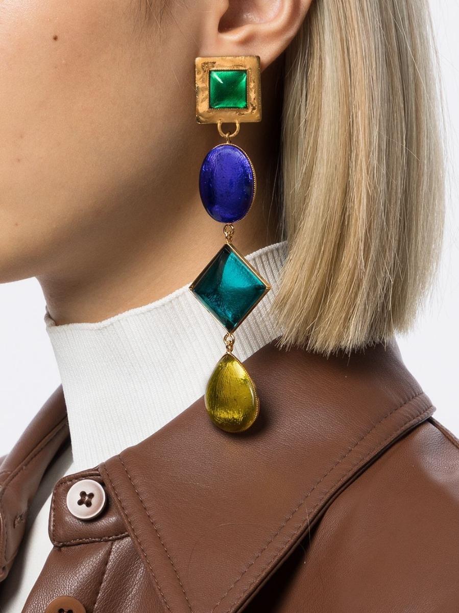 Diese auffälligen Clip-Ohrringe von Yves Saint Laurent wurden in Frankreich gefertigt und sind ein wirklich einzigartiges und seltenes Stück. Mit einer goldenen Metallkomposition und mehrfarbigen Glascabochons in schönen Blau- und Gelbtönen. Tragen