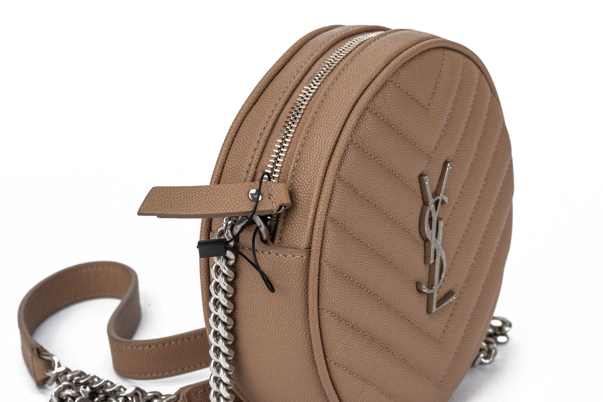 YSL - Sac à appareil photo rond caviar beige, état neuf Pour femmes en vente