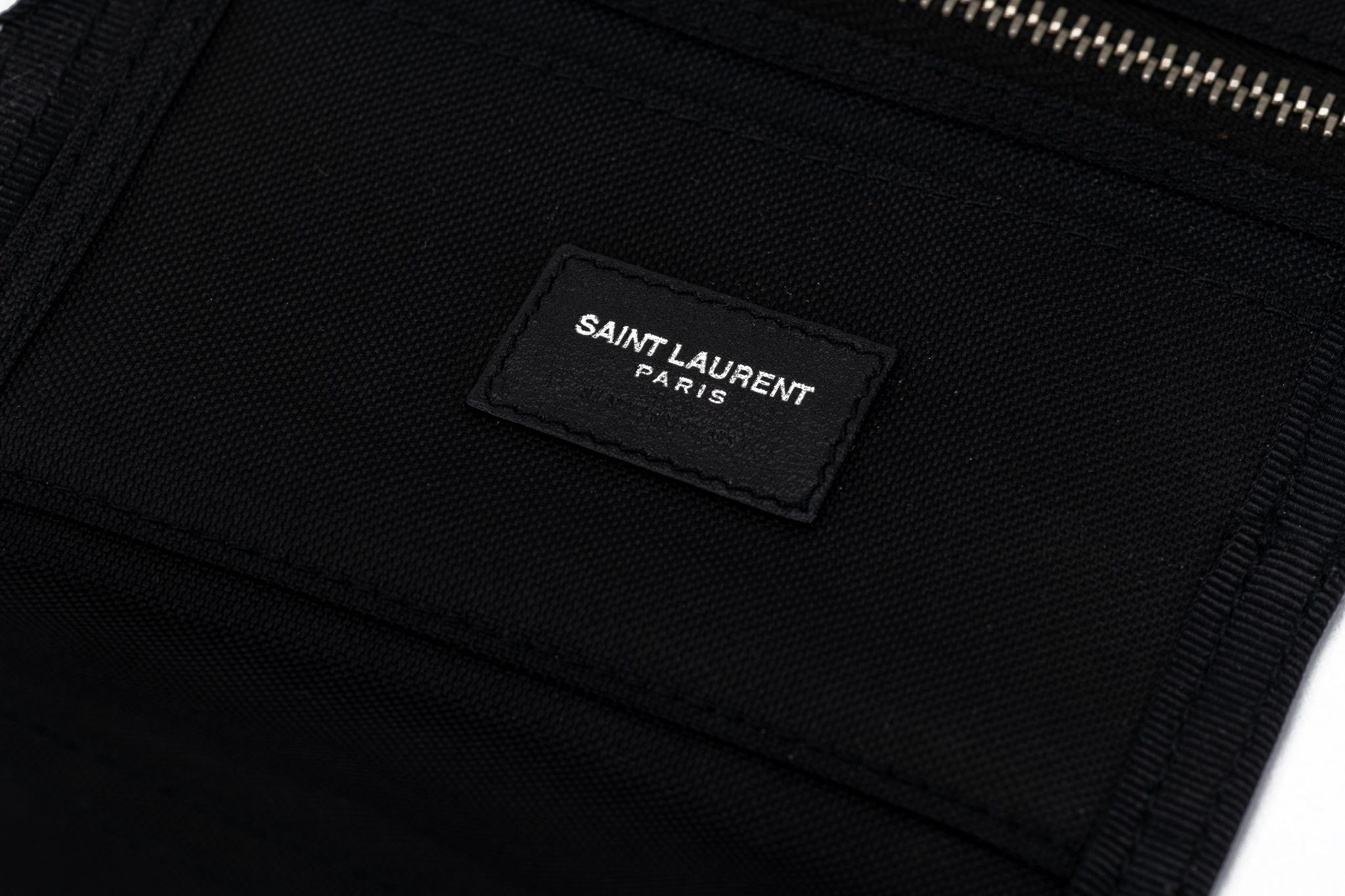 YSL neue schwarze Canvas Palme Brieftasche mit mehreren Taschen und Schlitzen .
Kommt mit originalem Schutzumschlag und Box.