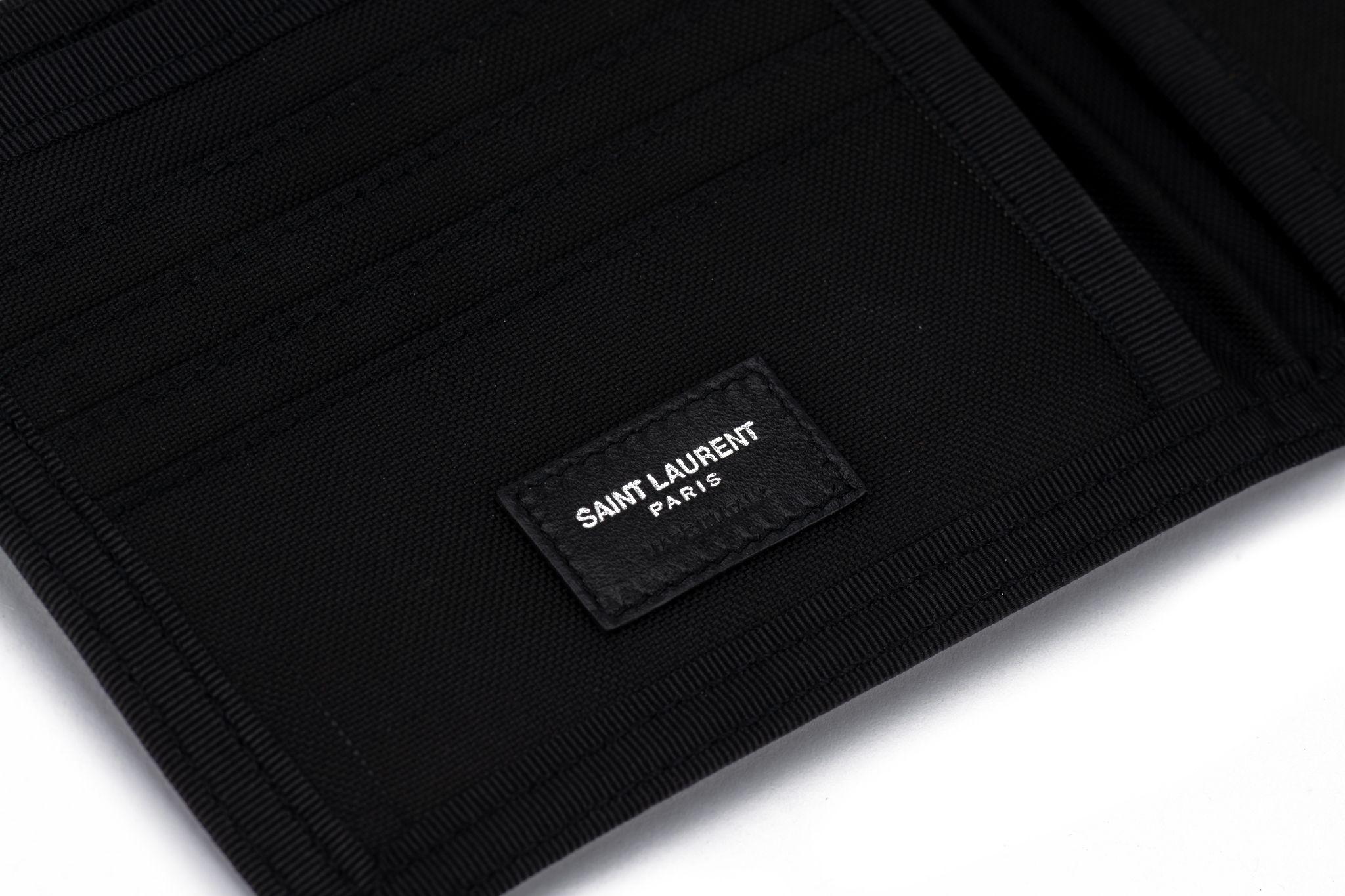 YSL neue schwarze Canvas Palme Brieftasche mit mehreren Taschen und Schlitzen .
Kommt mit Originalverpackung.