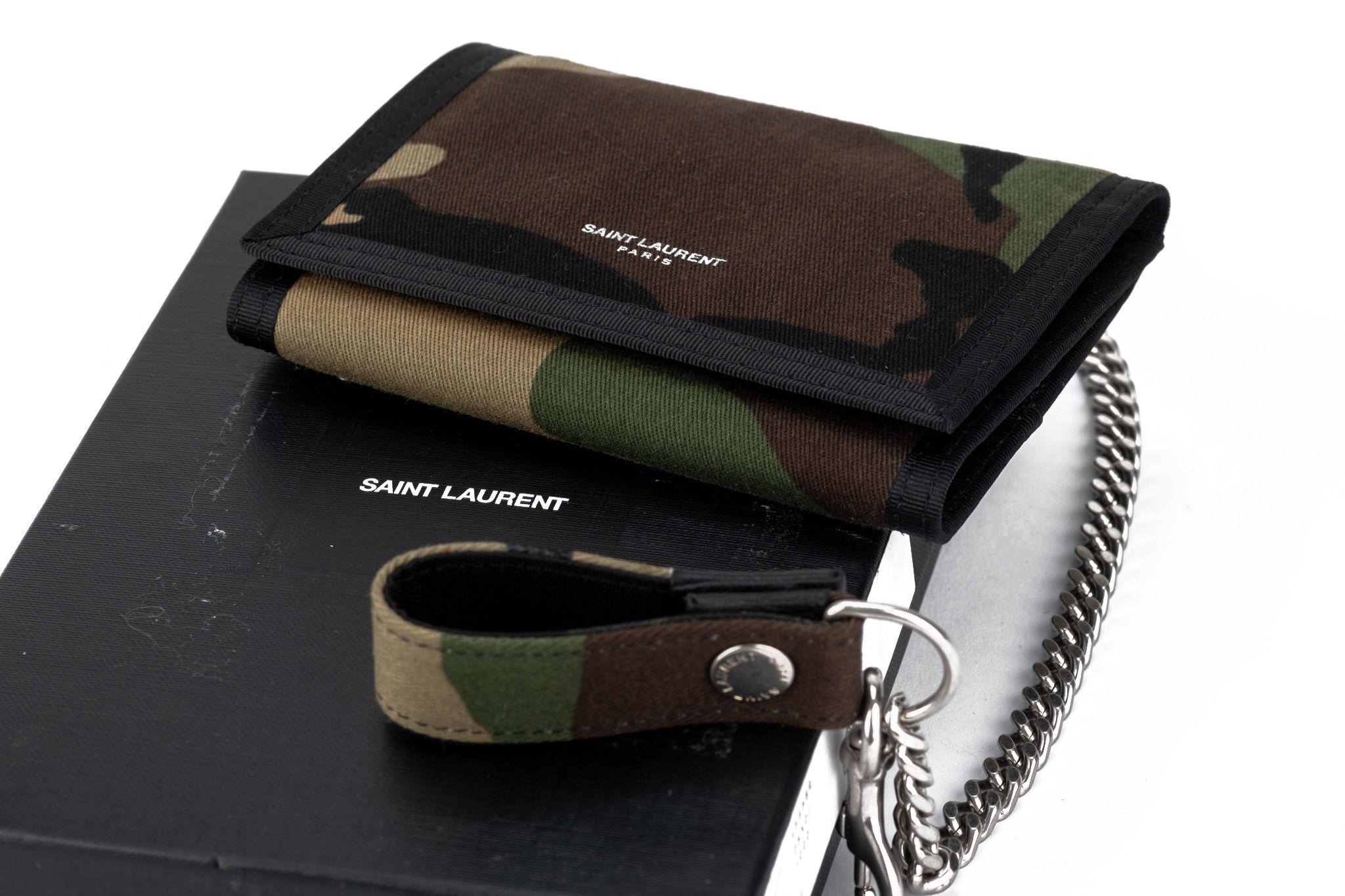 YSL Neue Camouflage-Brieftasche mit Kettenriemen im Angebot 5