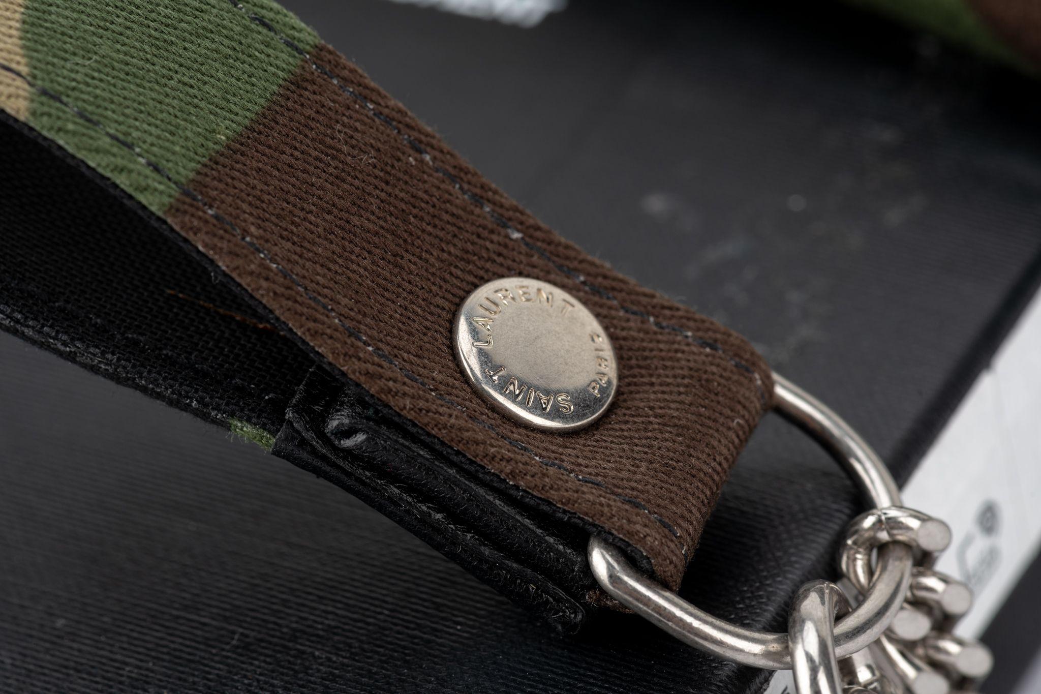 YSL Neue Camouflage-Brieftasche mit Kettenriemen im Angebot 6