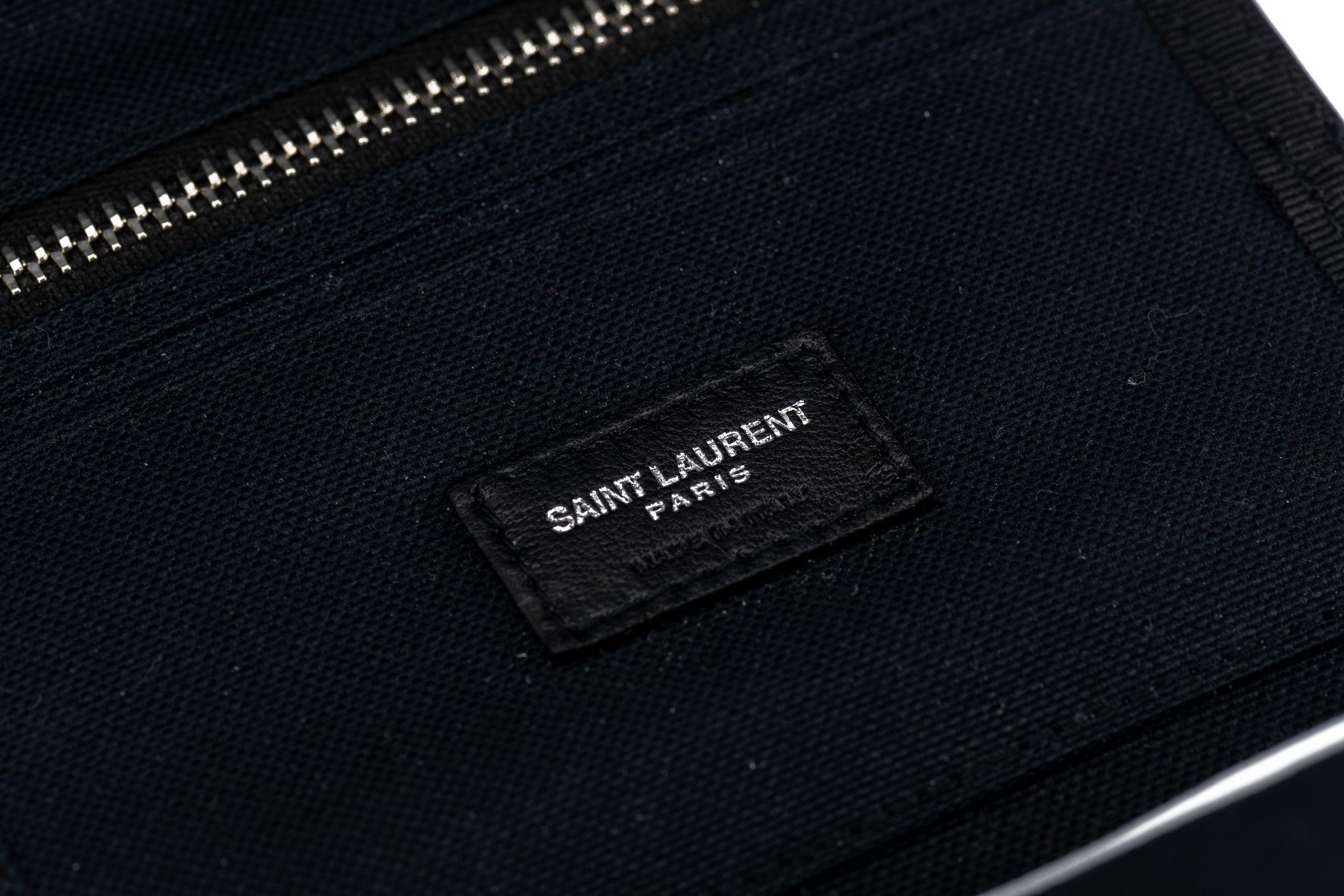 YSL Neue Camouflage-Brieftasche mit Kettenriemen (Schwarz) im Angebot