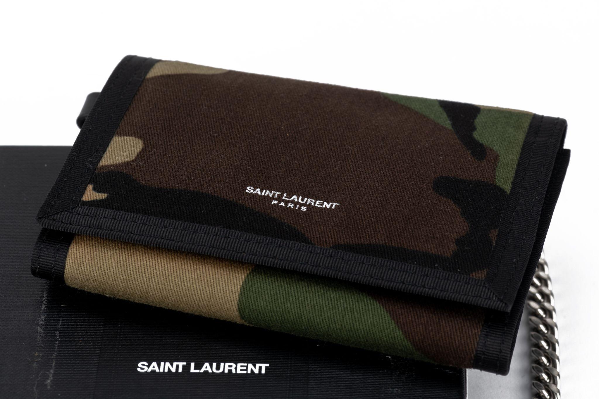 YSL Neue Camouflage-Brieftasche mit Kettenriemen Herren im Angebot