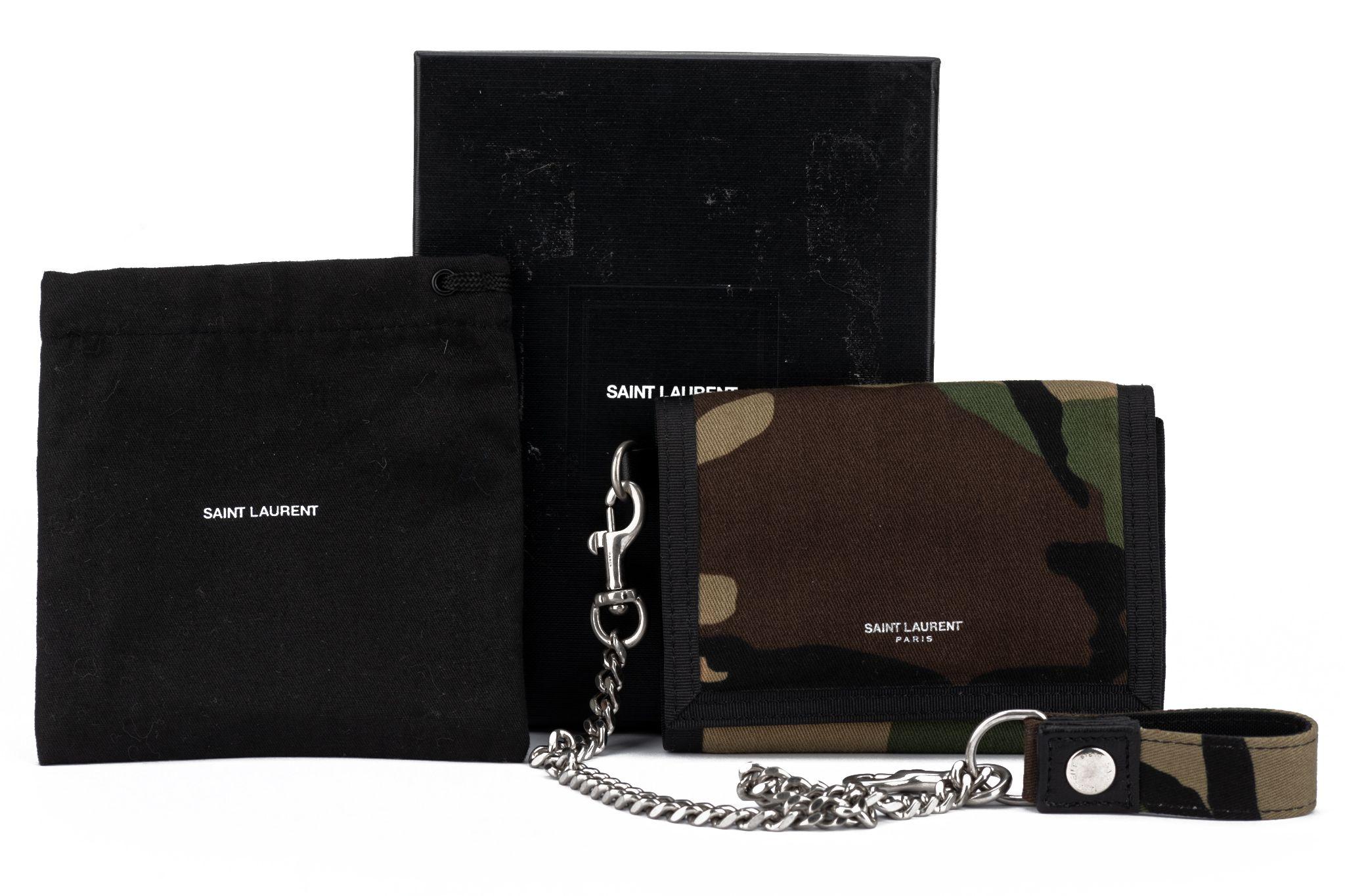YSL Neue Camouflage-Brieftasche mit Kettenriemen im Angebot 2