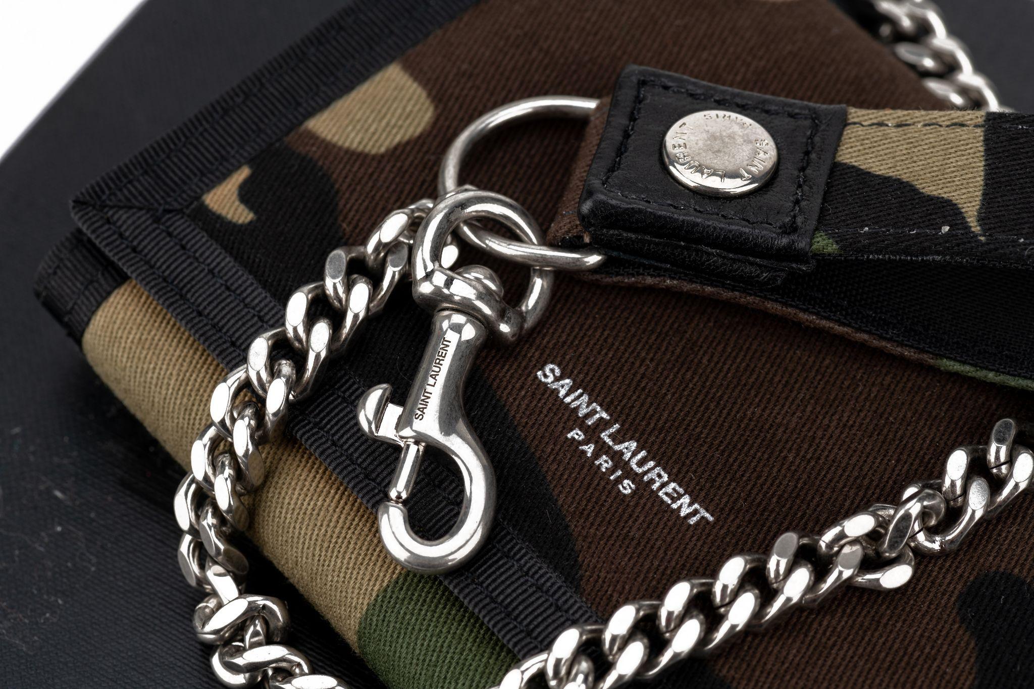YSL Neue Camouflage-Brieftasche mit Kettenriemen im Angebot 3