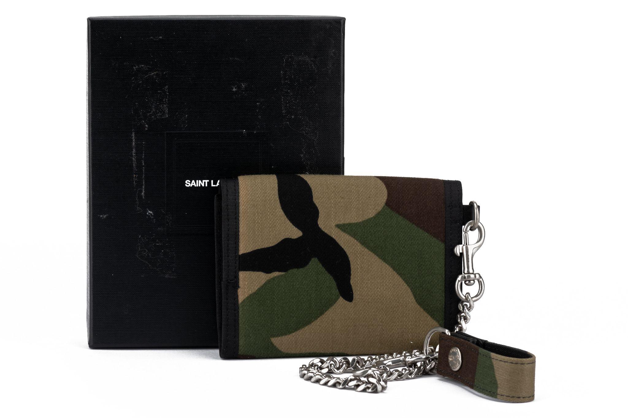 YSL Neue Camouflage-Brieftasche mit Kettenriemen im Angebot 4