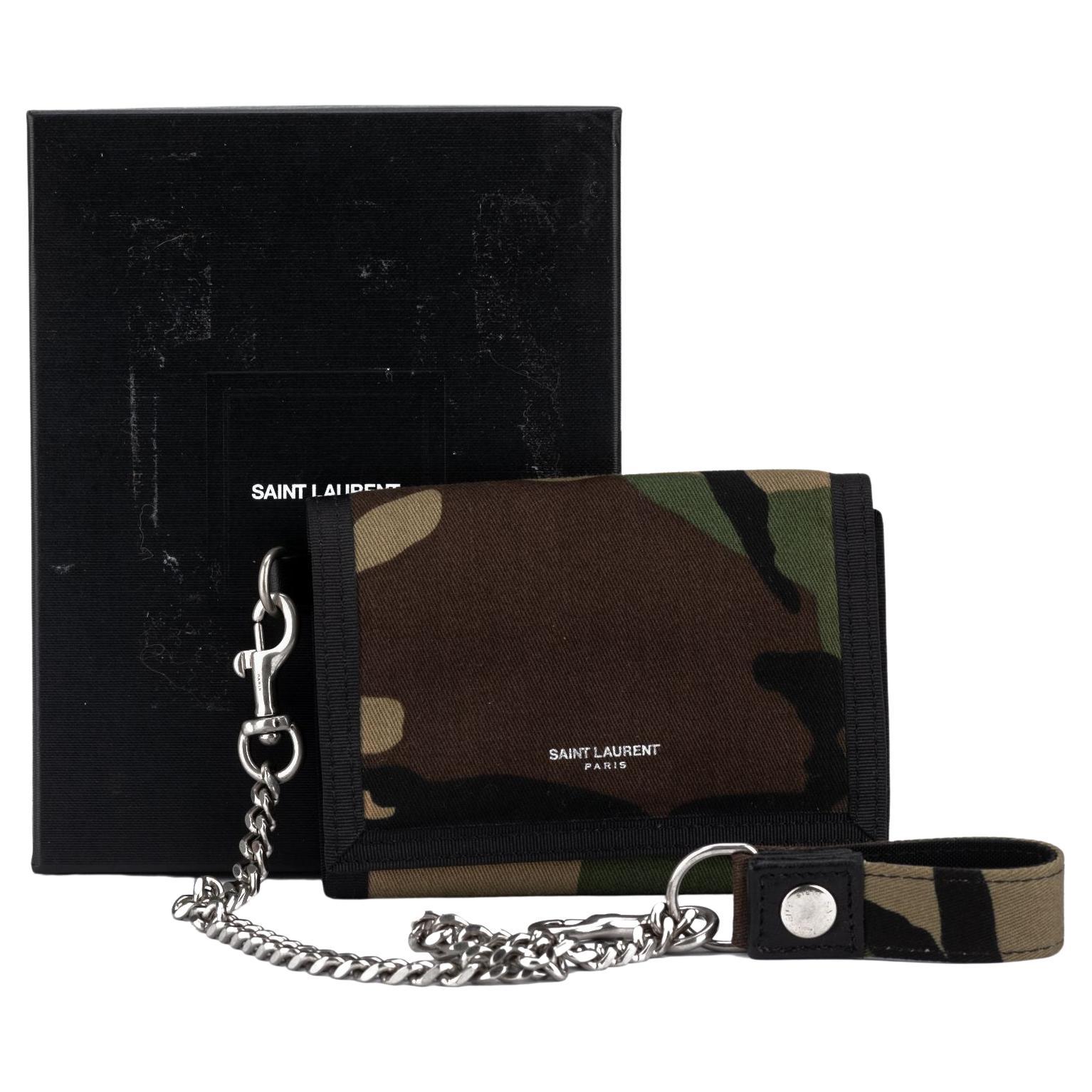 YSL Neue Camouflage-Brieftasche mit Kettenriemen im Angebot