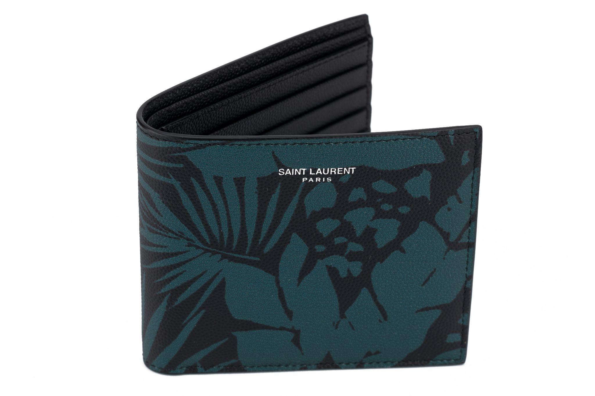 YSL neue petrolfarbene und schwarz bedruckte Brieftasche aus Leder. 
Kommt mit Booklet, Original-Schutzumschlag und Box.