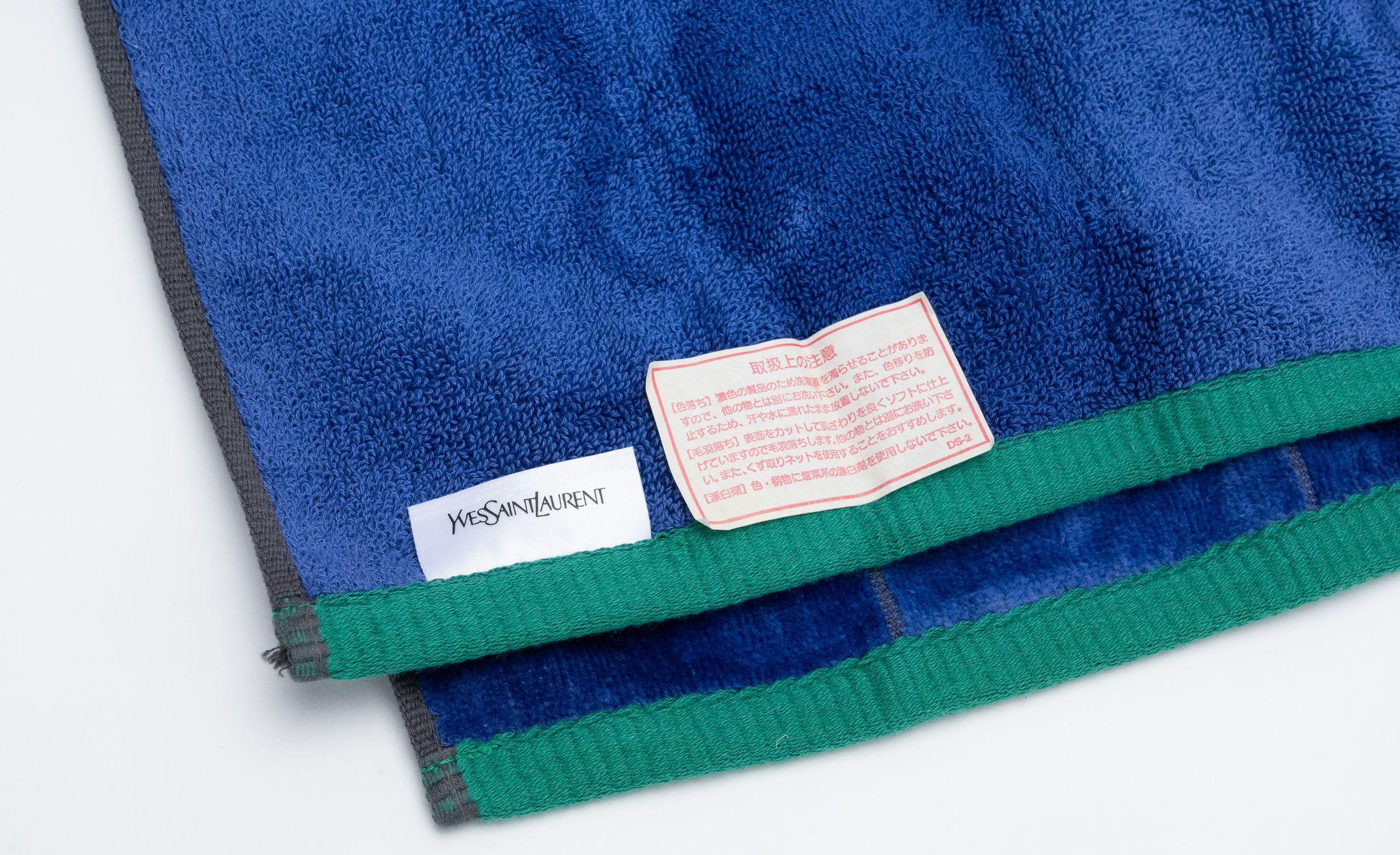 YSL Neues Set aus 2 blauen Baumwollhandtüchern (Blau) im Angebot