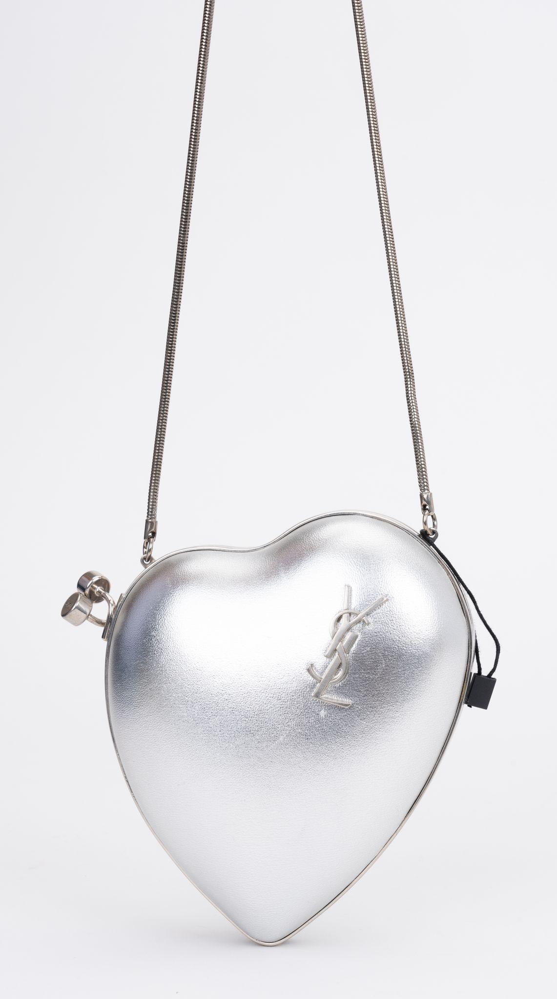 YSL brandneue silberne Leder-Abendtasche in Herzform. Harter Silberrahmen und Schlangenkettenband. Schulterhöhe 21
