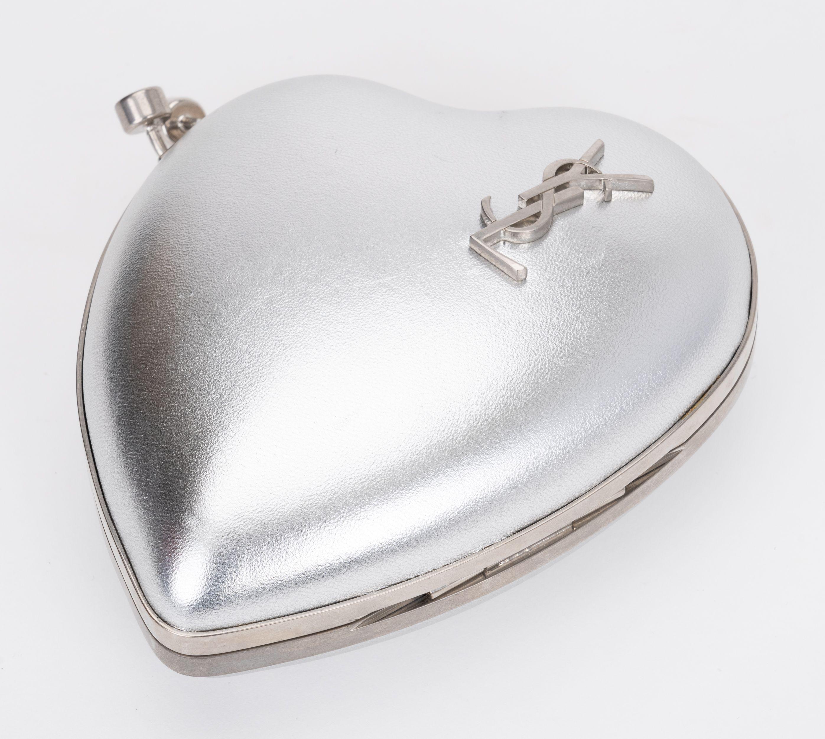 YSL Neue silberne Mini-Abendtasche mit Herz im Angebot 2