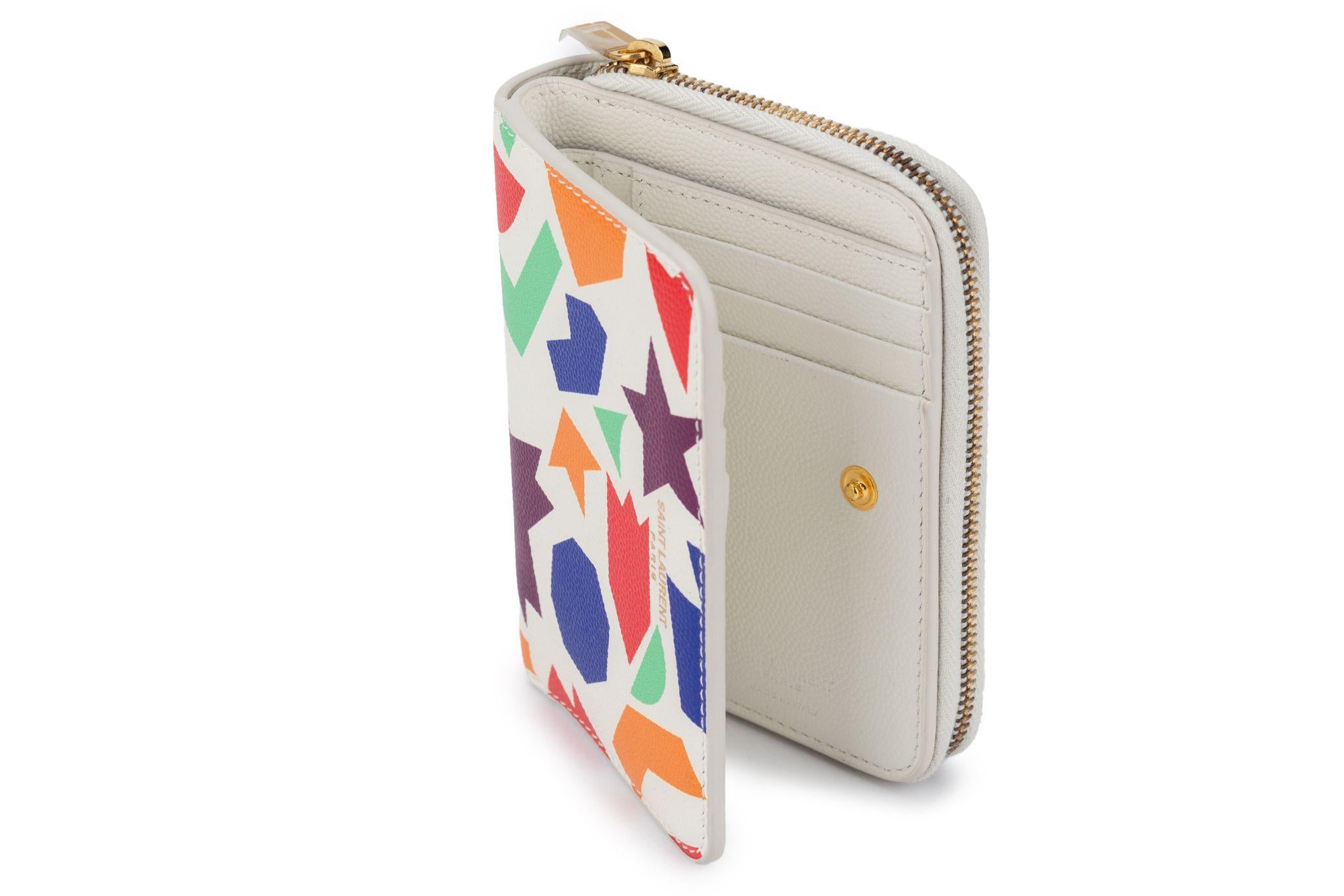 YSL neue Brieftasche aus genarbtem Leder mit Reißverschluss und mehrfarbigem geometrischem Muster. Bifold, mit Kreditkartenfächern und Münzfach mit Reißverschluss.
Kommt mit Booklet, Original-Schutzumschlag und Box.