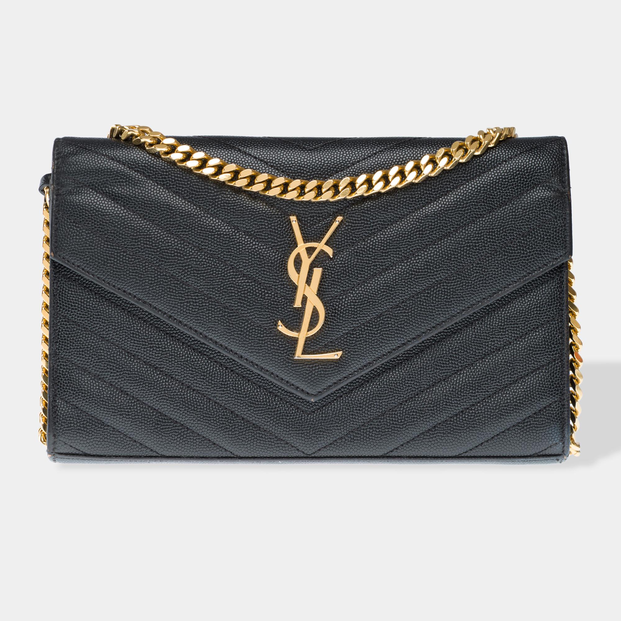 Stunning​ ​and​ ​Timeless​ ​YSL​ ​Envelope​ ​Cassandre​ ​classic​ ​clutch​ ​bag​ ​with​ ​gold​ ​chain,​ ​adorned​ ​with​ ​the​ ​Cassandre​ ​logo​ ​and​ ​iconic​ ​quilted​ ​black​ ​grained​ ​calf​ ​leather
Compact​ ​and​ ​functional,​ ​it​ ​features​