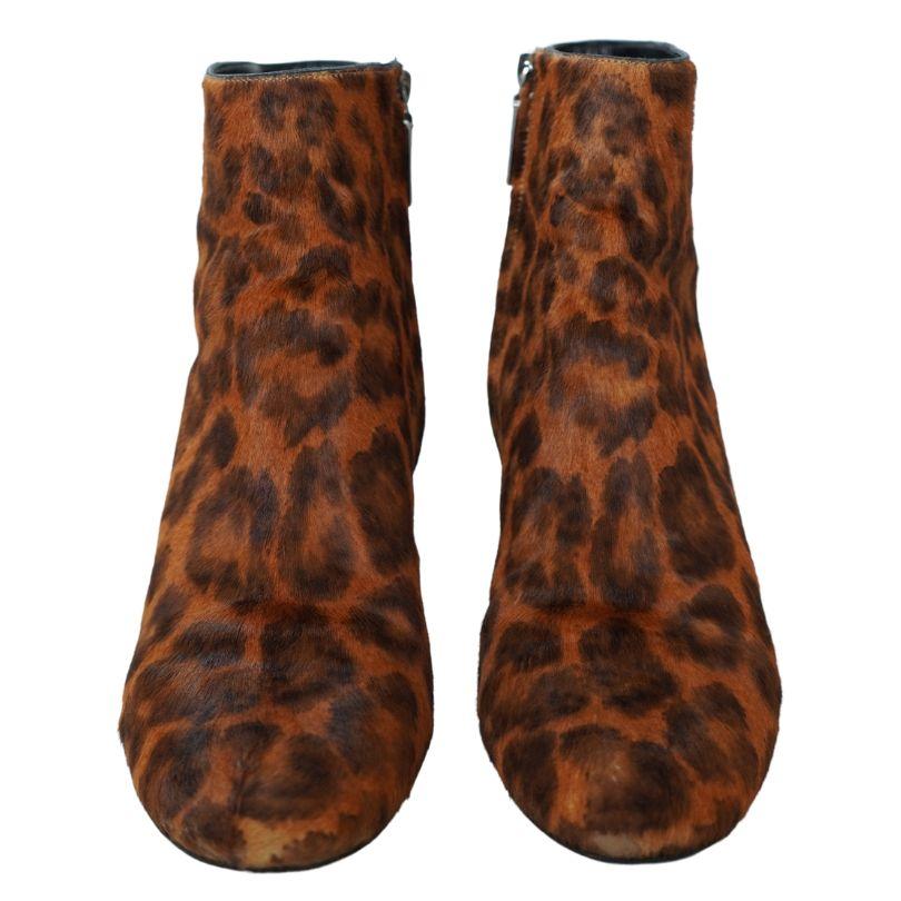 Botas de leopardo de piel de becerro estilo poni YSL 
talla 38,5
Altura del tacón 2,75 
Tiene algo de desgaste en la puntera delantera del zapato