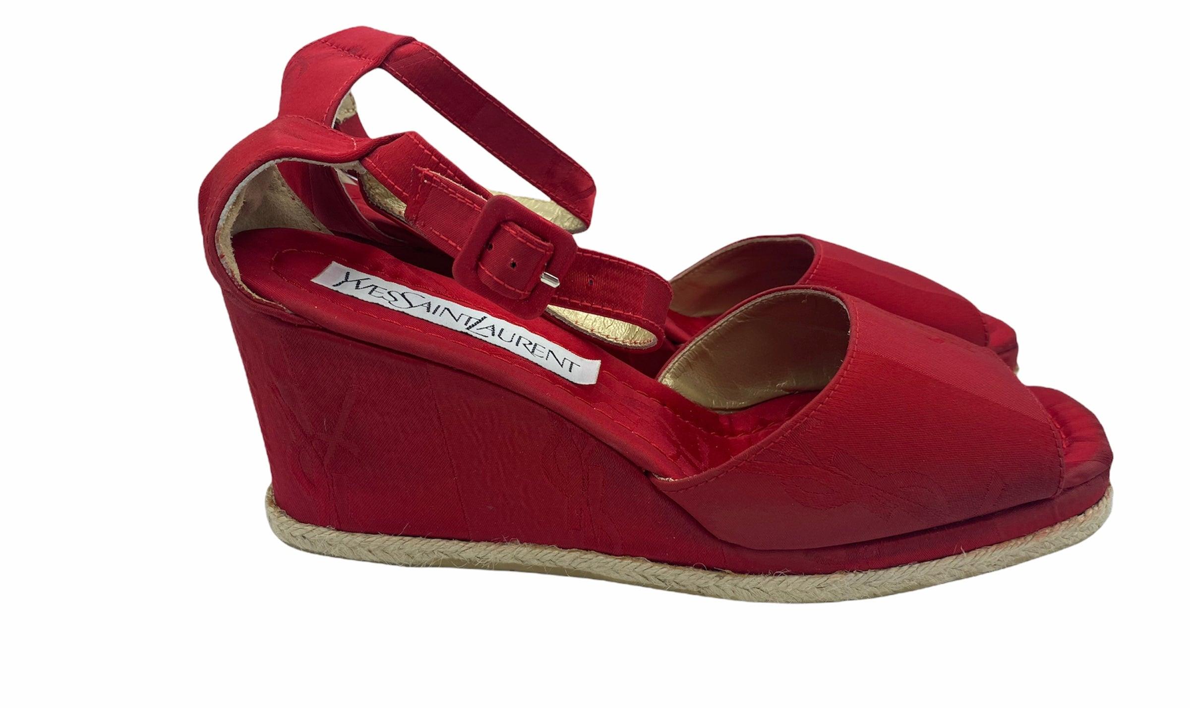 Zeppe in seta rossa degli anni '70 con tessuto jacquard con logo YSL. Tacco di media altezza con cinturino alla caviglia. Scarpe da passeggio comode e chic da abbinare ai tuoi abiti estivi, facili e leggeri. Mai indossato. Viene fornito nella