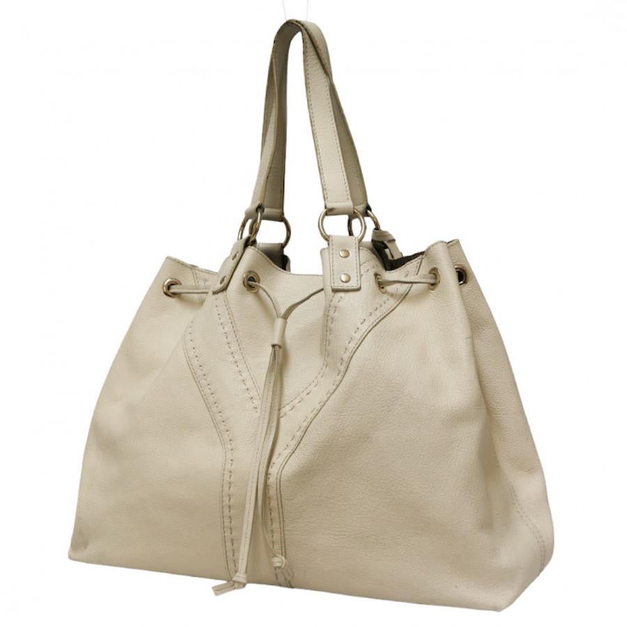 Beautiful YSL reversible ecru and grey tote bag
Condition: fair
Made in France
Collection : tote bag
Genre : Woman
Material: soft leather
Color: iridescent gray, ecru
Dimensions: 43 x 32 x 13 cm
Hardware: pale gold metal
Details: large Y (YSL