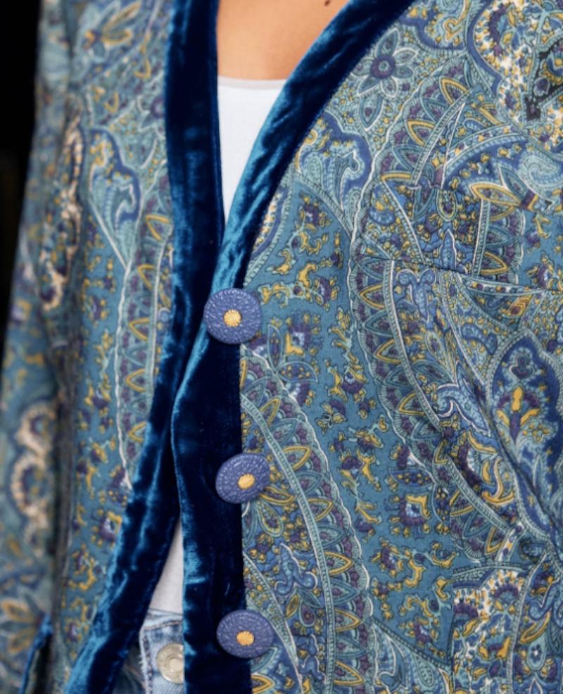 1990er Jahre YSL Rive Gauche Baumwollblazer mit Paisleymuster, wunderschönem blauen Samtbesatz und einzigartigen Knöpfen. Zwei Taschen in der Taille. 

Schultern 16,5 Zoll 
Büste 40 in
Taille 34 in 
Hülse 24 in
Länge 24 Zoll 
Markierte Größe FR 38