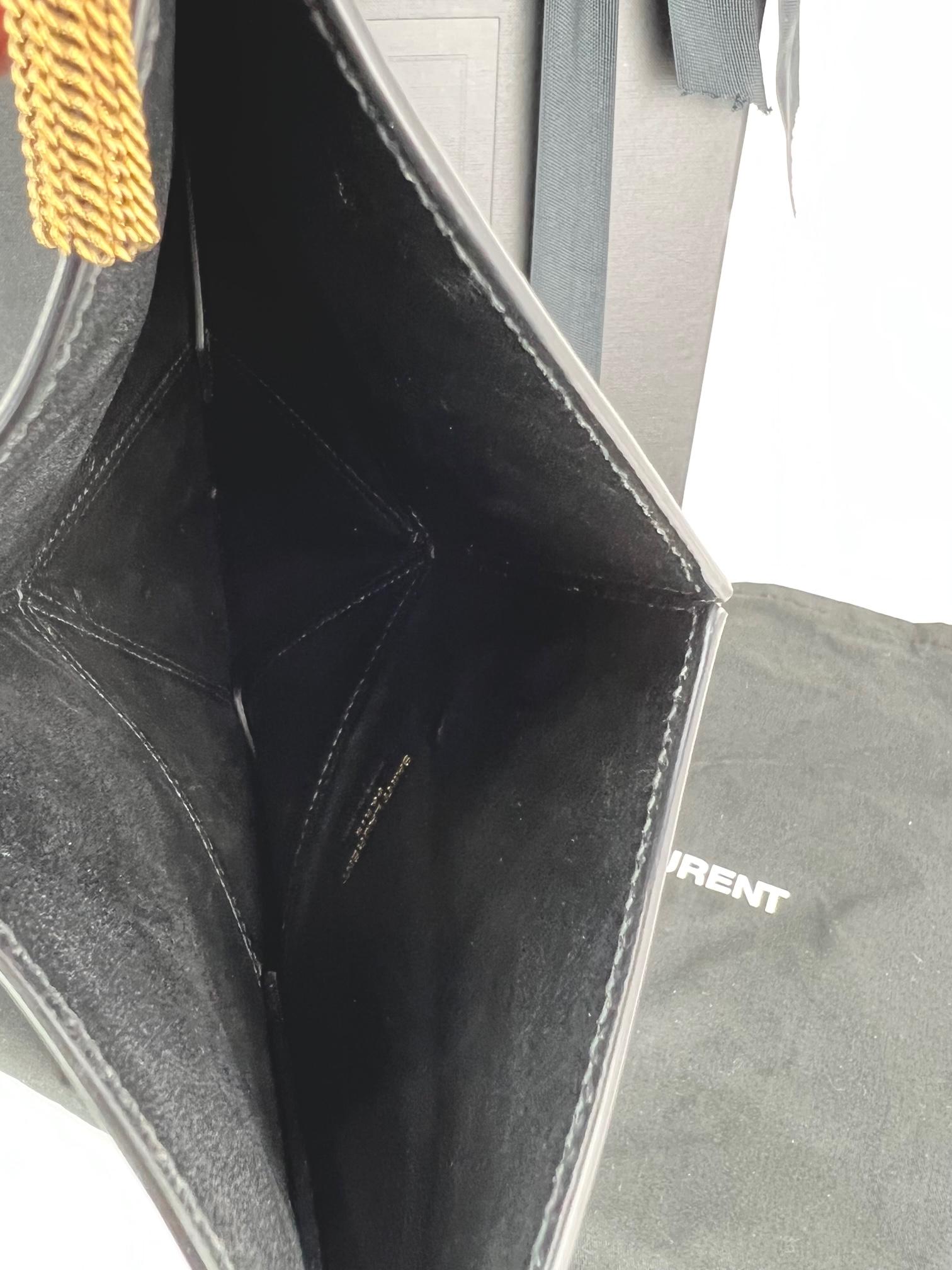 Pre-Owned 100% Authentic
YSL Saint Laurent Borsa a tracolla con nappe Astro
VALUTAZIONE: B...Molto buono, ben tenuto, 
presenta lievi segni di usura
MATERIALE: pelle
MANIGLIA: regolabile in pelle nera 
GOCCIA: da 8'' a 15''
COLORE: nero 
CHIUSURA: