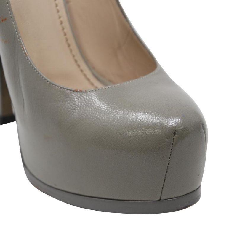 Ysl Saint Laurent Embossed Patent Double Platform Pumps38 SL-S0929P-0291

Elevate your outfit with these stunning Yves Saint Laurent Grey Embossed Patent Leather Tribute Double-Platform Pumps. The classic pump has been modernized with a rounded toe
