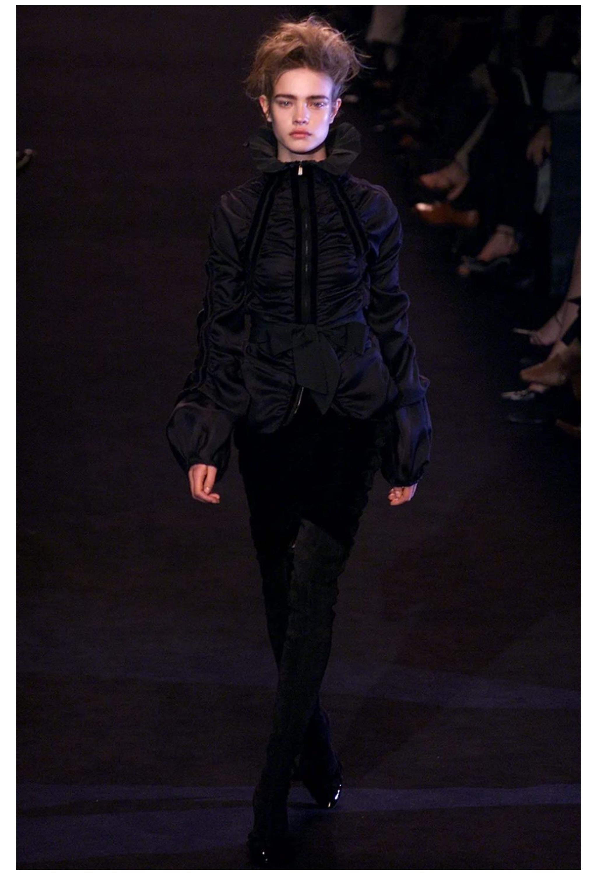 Resurrection Vintage è entusiasta di offrire un paio di stivali alti in pelle scamosciata nera YSL by Tom Ford mostrati sulla passerella e nelle campagne pubblicitarie di YSL 2002. Questi stivali sono caratterizzati da dettagli con fiocco in pelle