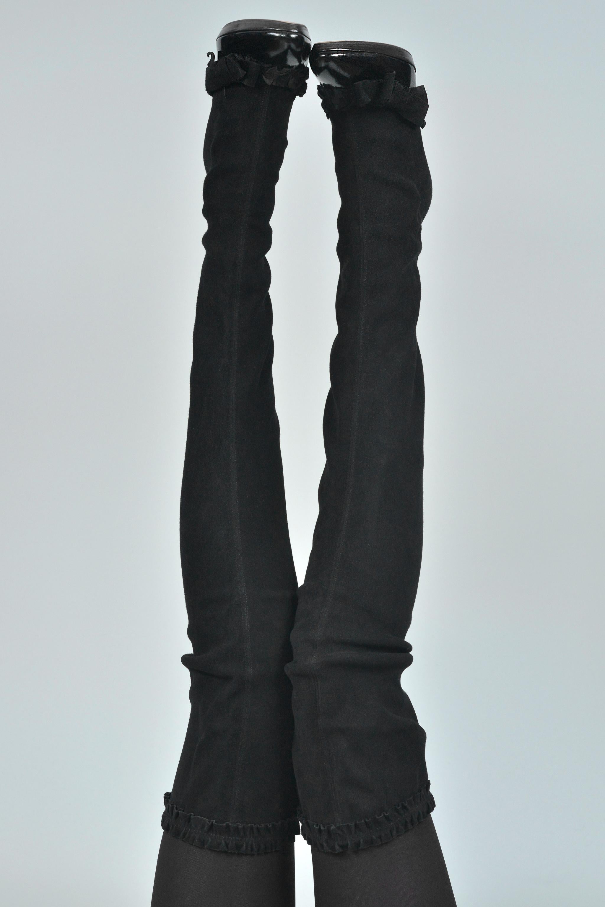 Nero Ysl Tom Ford Stivali alti alla coscia in pelle e camoscio nero con dettaglio a fiocco 2002 in vendita