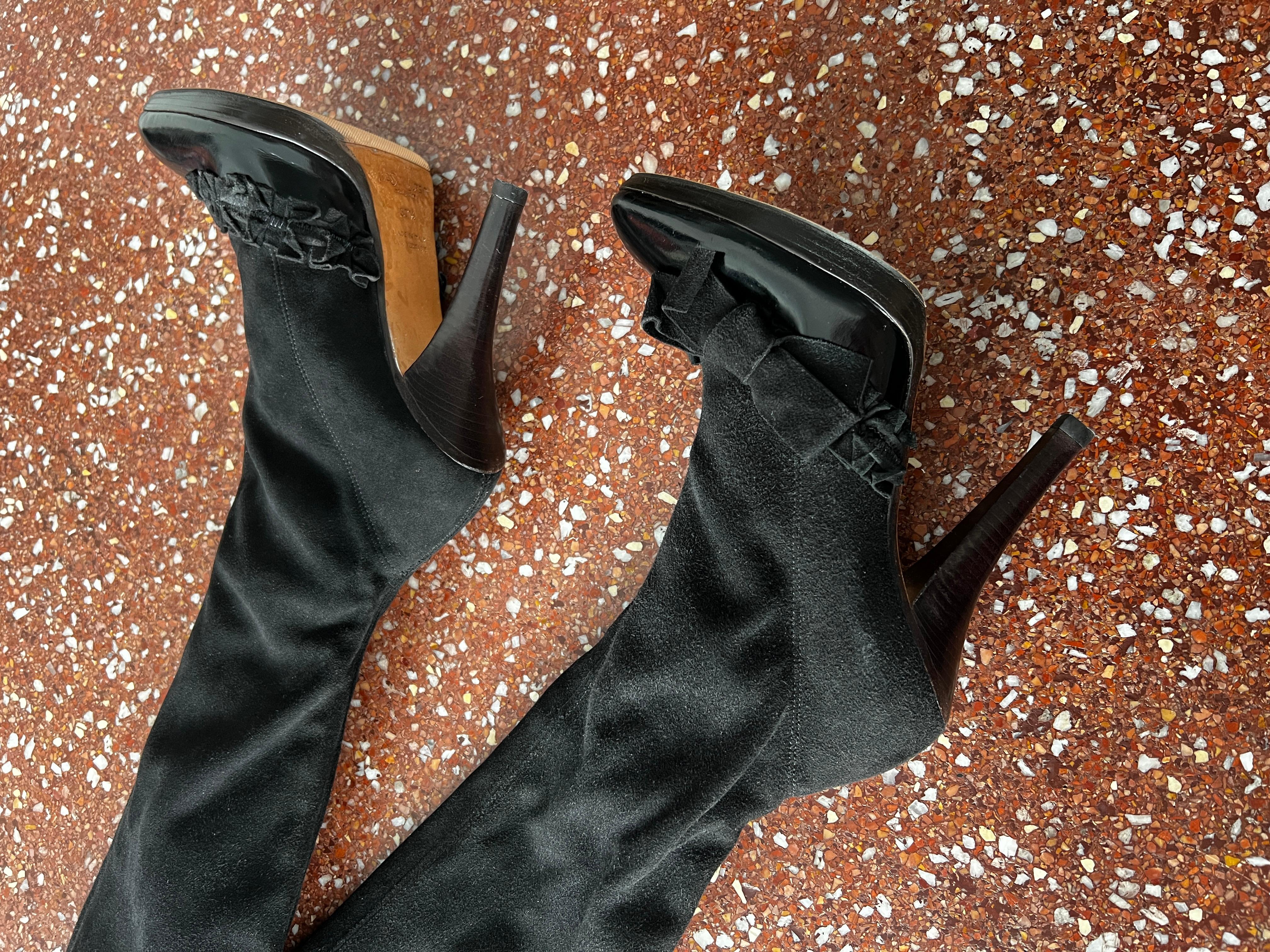 Ysl Tom Ford Stivali alti alla coscia in pelle e camoscio nero con dettaglio a fiocco 2002 in vendita 1