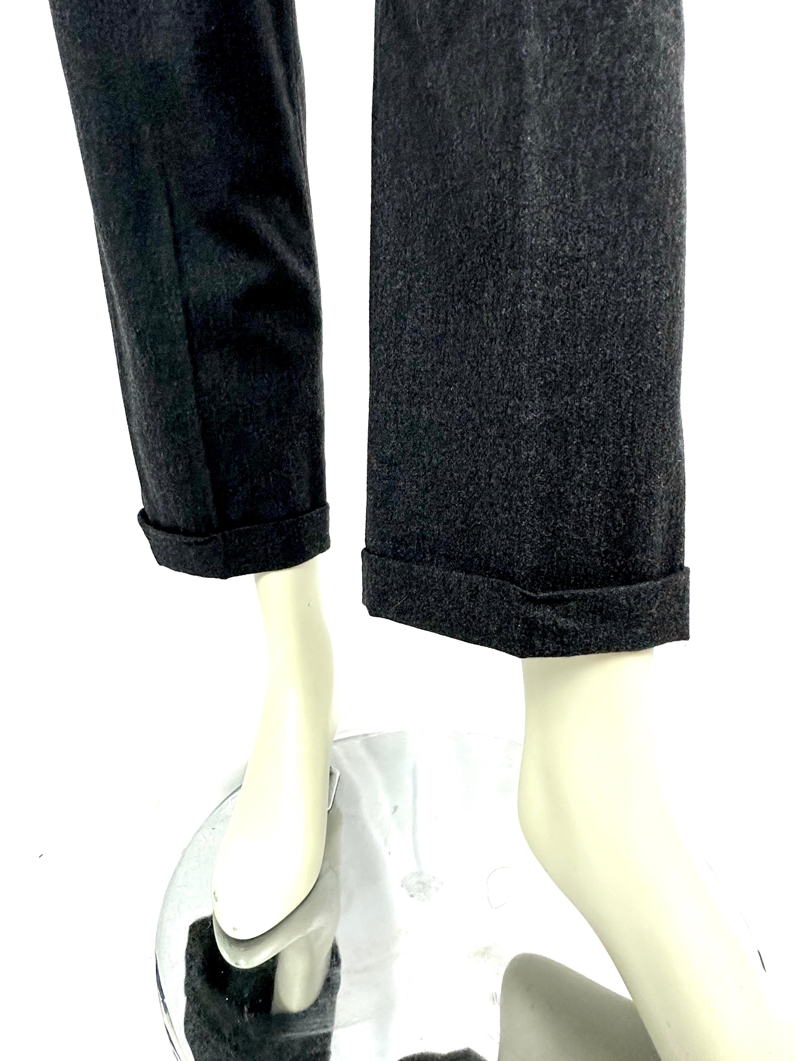 Yves Saint Laurent rive gauche anthracite gray wool pleated trousers from the 1990s.
Patch pockets on the hips.
zipper fly ending with a button.
Small setback.
Unlined.
Absent size label, estimated size 36, refers to measurements.
Size 34cm
Hips