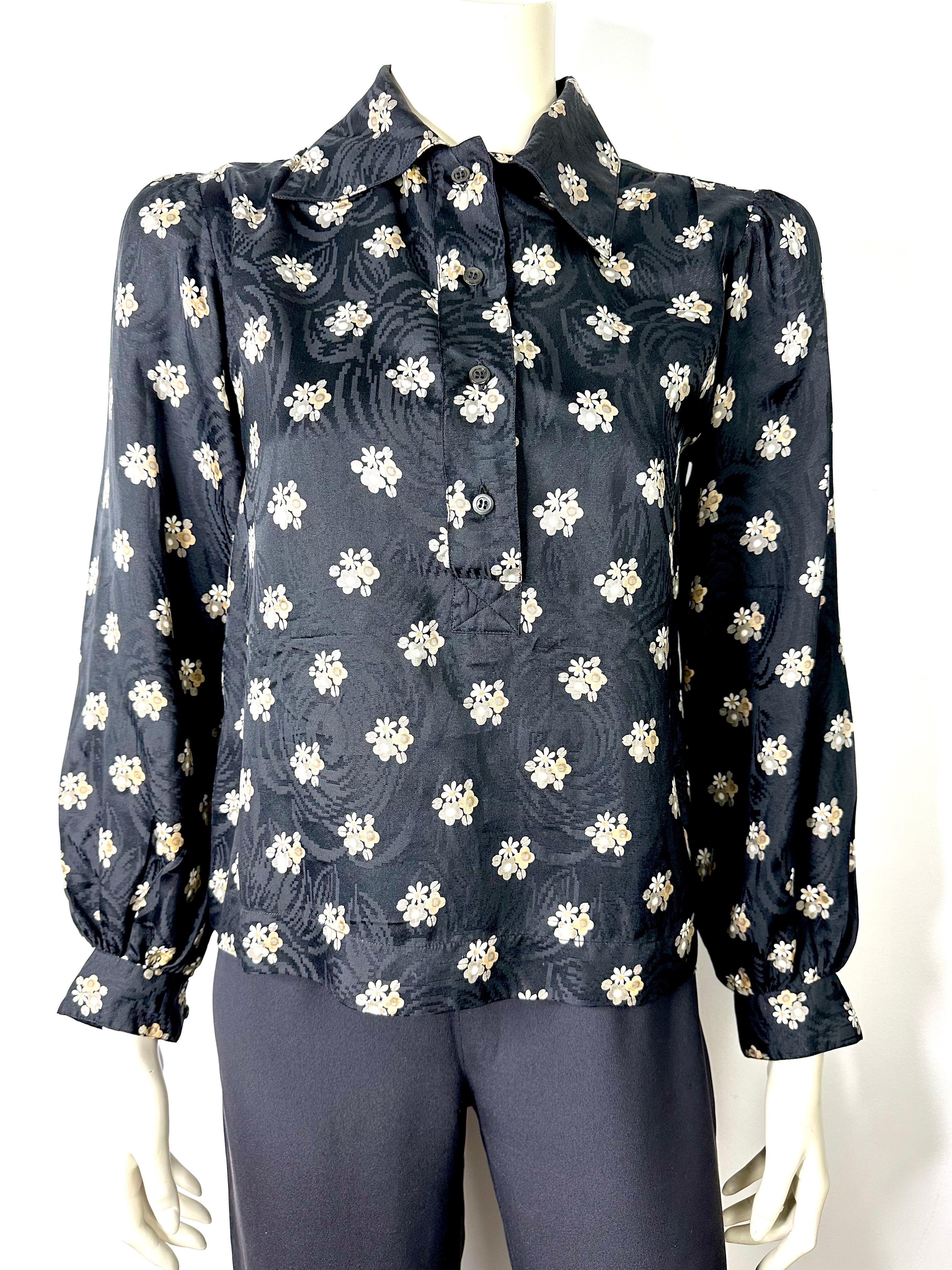 1970s Yves saint Laurent rive gauche blouse in black silk damask with flower motifs.
Buttoning under the chest.
Sleeves tightened and buttoned at cuffs.
Size 36 please refer to measurements
Shoulder 35cm
Chest width 47cm
Length 54cm
Sleeve length