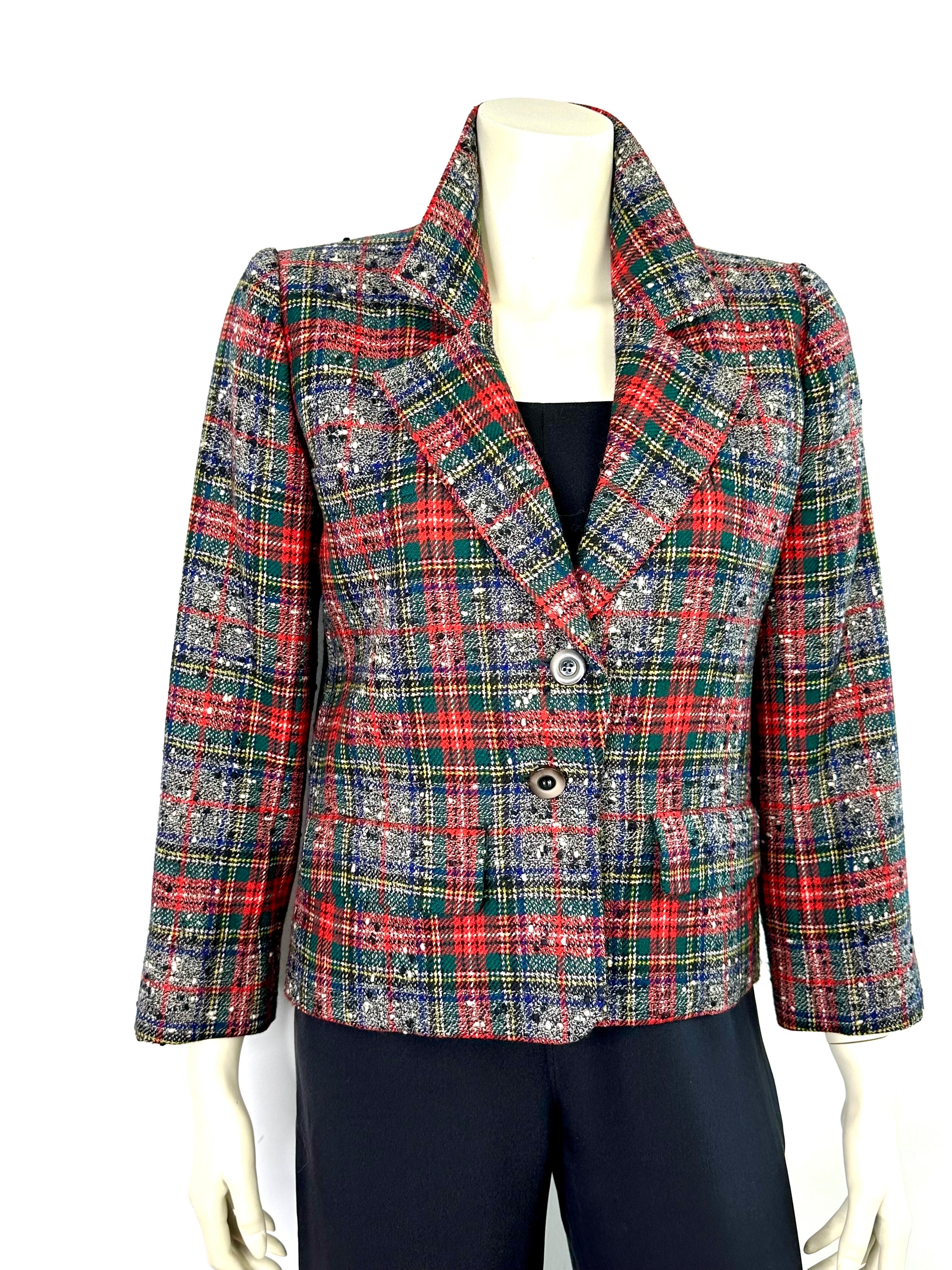 Yves saint Laurent wool jacket in white speckled tartan print.
Straight cut, button closure .
2 pockets with flaps
Composition label is missing
Inner lining shows stains
Size 38
Shoulder width 38cm
Chest width 49cm
Length 58cm
Sleeve length