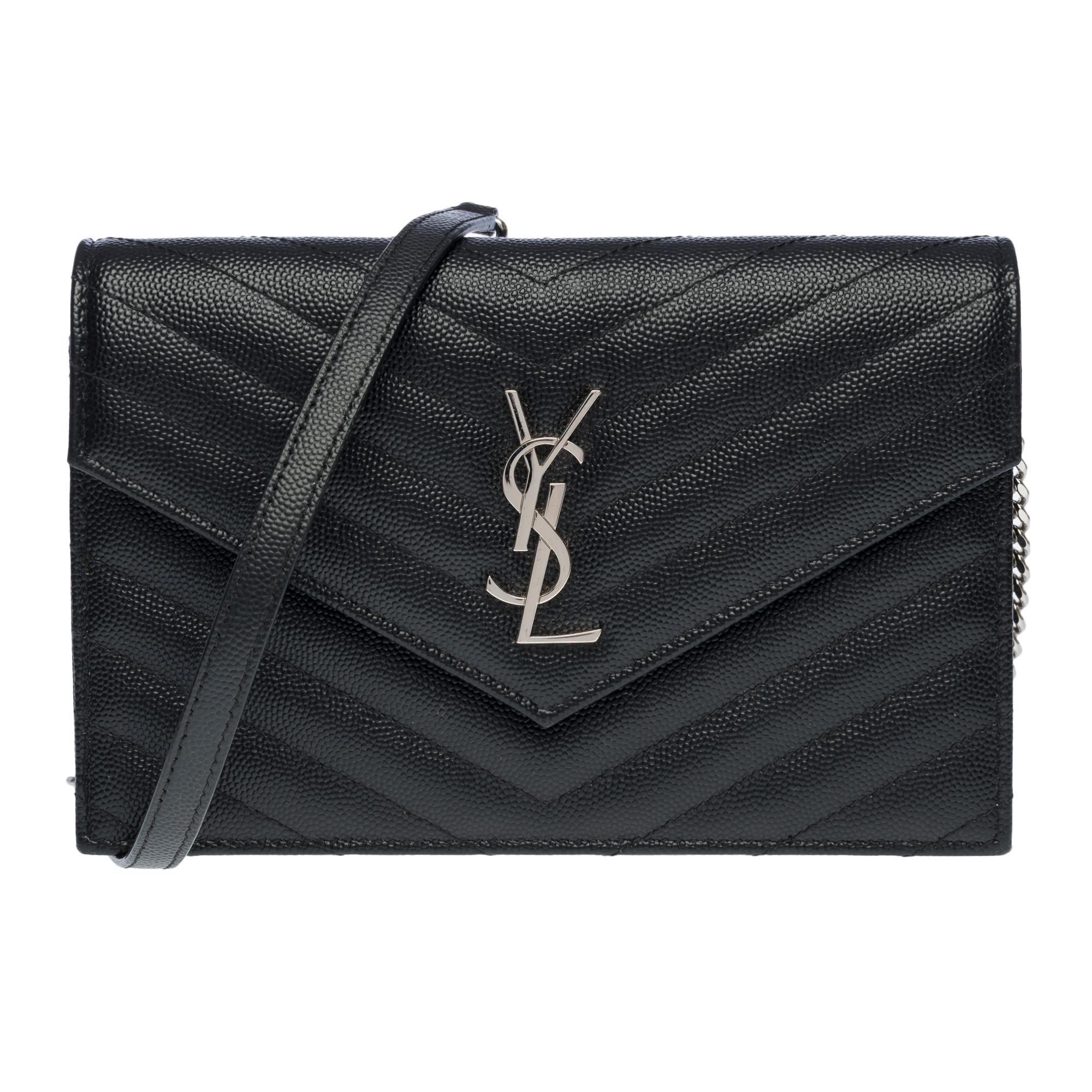 Amazing YSL Clutch Wallet shoulder bag chain decorated with the Cassandre and stitched with the iconic quilted herringbone
Compact and functional, it has a zipped compartment and card slots
Its removable chain with leather reinforcement allows a