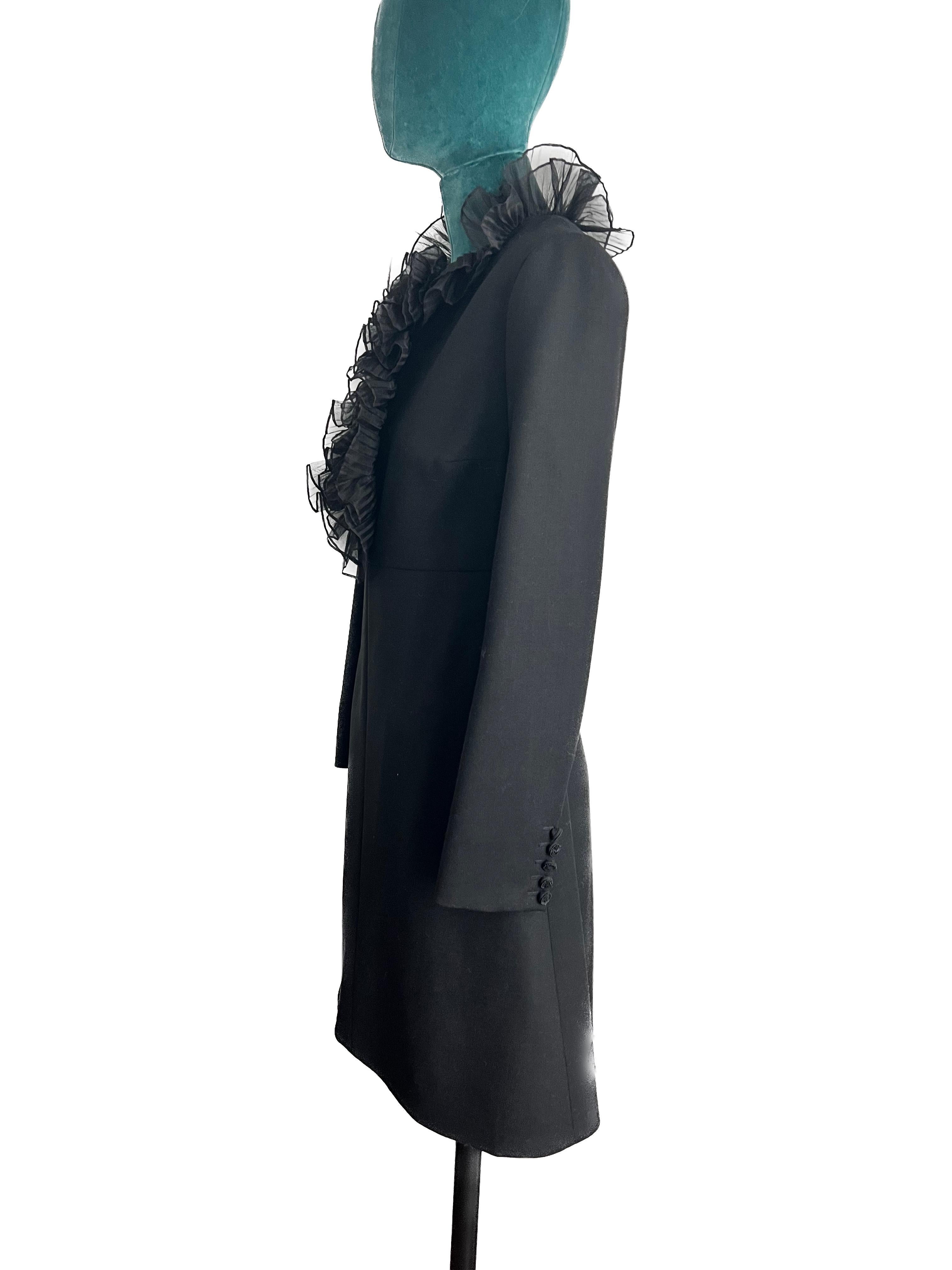Gönnen Sie sich den Inbegriff von Pariser Chic mit dem Yves Saint Laurent (YSL) Wool Short Dress, einem raffinierten und verspielten Ensemble, das mühelos zeitlose Eleganz mit zeitgenössischem Flair verbindet. Dieses mit viel Liebe zum Detail