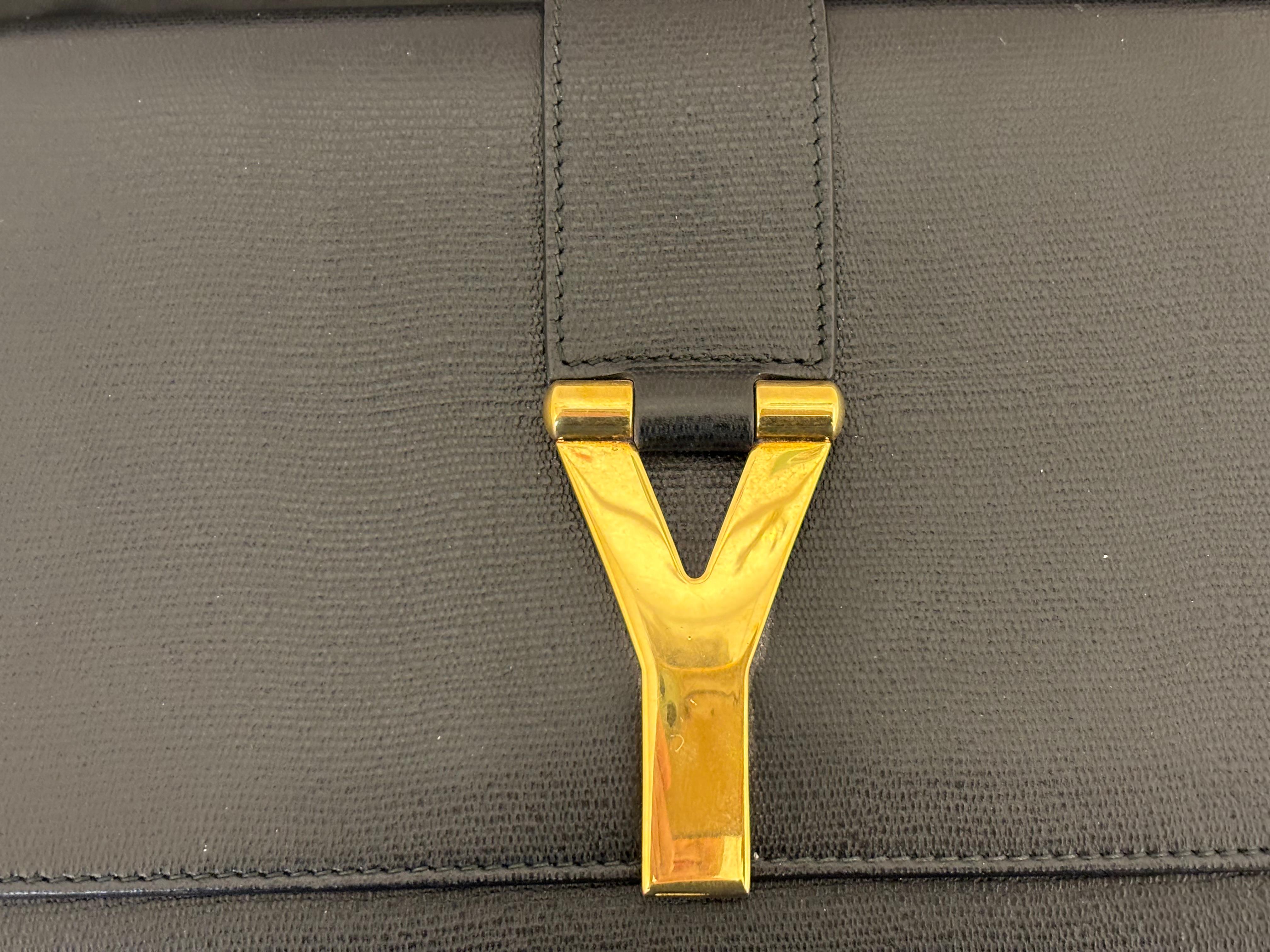 YSL Y Ligne Pochette en cuir texturé noir avec sac à poussière Pour femmes en vente
