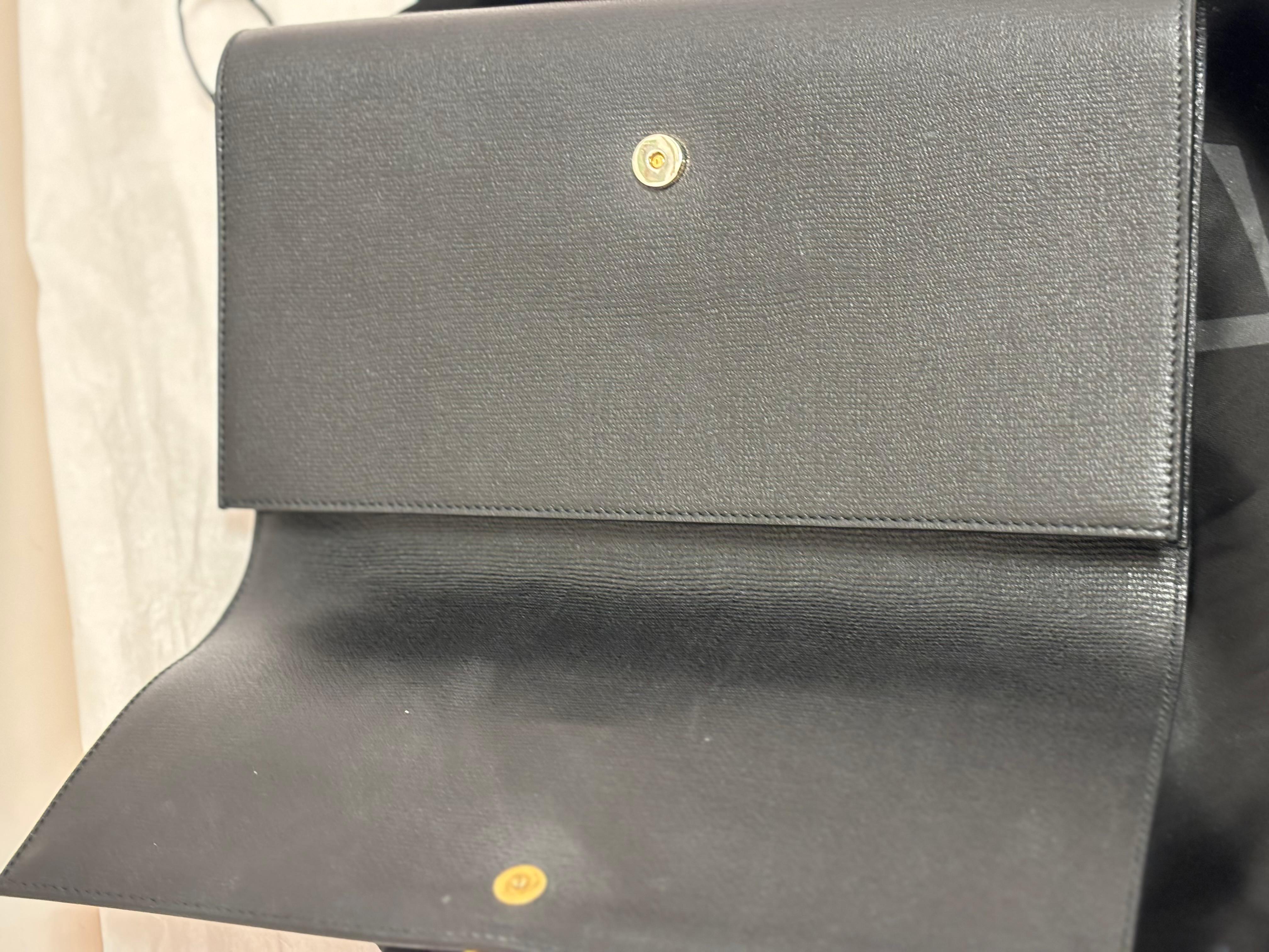 YSL Y Ligne Pochette en cuir texturé noir avec sac à poussière en vente 1
