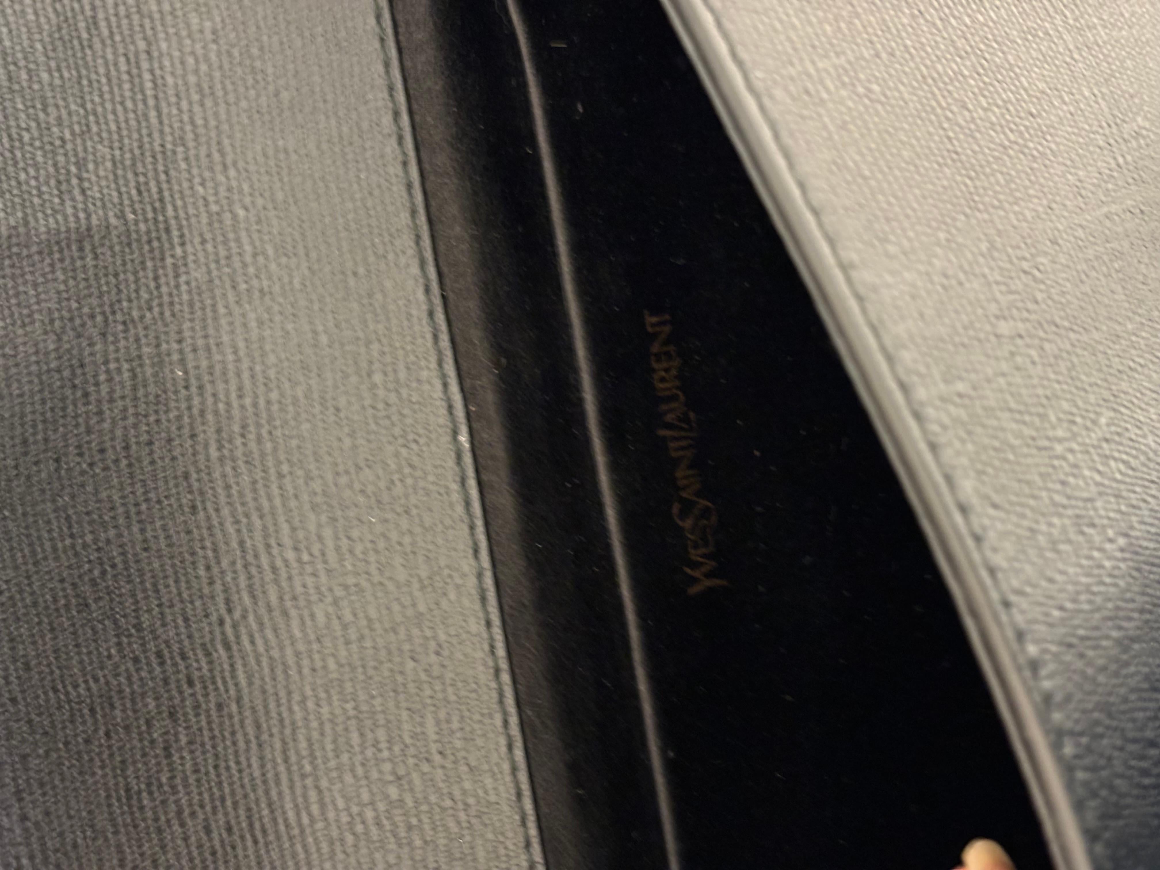 YSL Y Ligne Pochette en cuir texturé noir avec sac à poussière en vente 2
