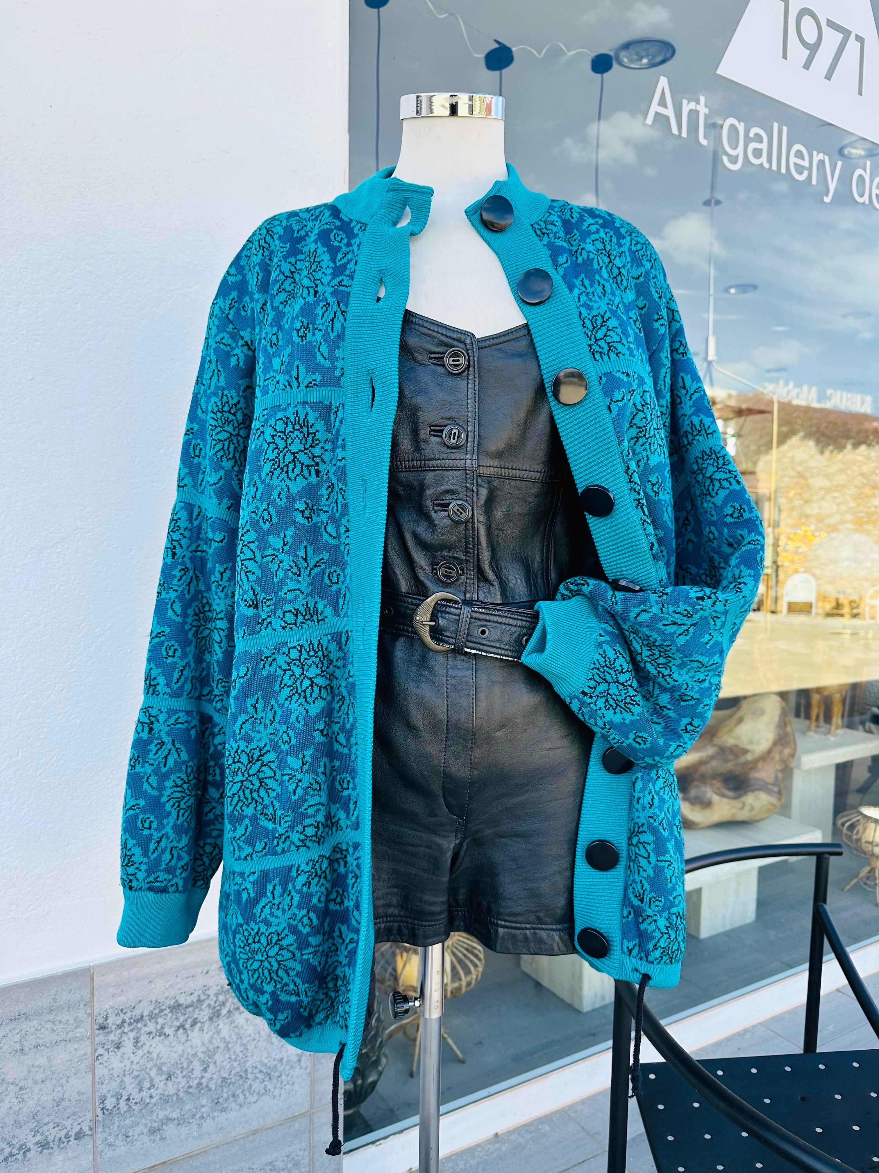 Vintage Yves saint Laurent jacket/coat in thick wool-blend knit, from the 80s.
Lined and quilted.
Straight cut, round collar, full-length buttoning.
Drawstring at bottom of coat.
Patch pockets on hips
Epaulets
Large black buttons.
Turquoise and