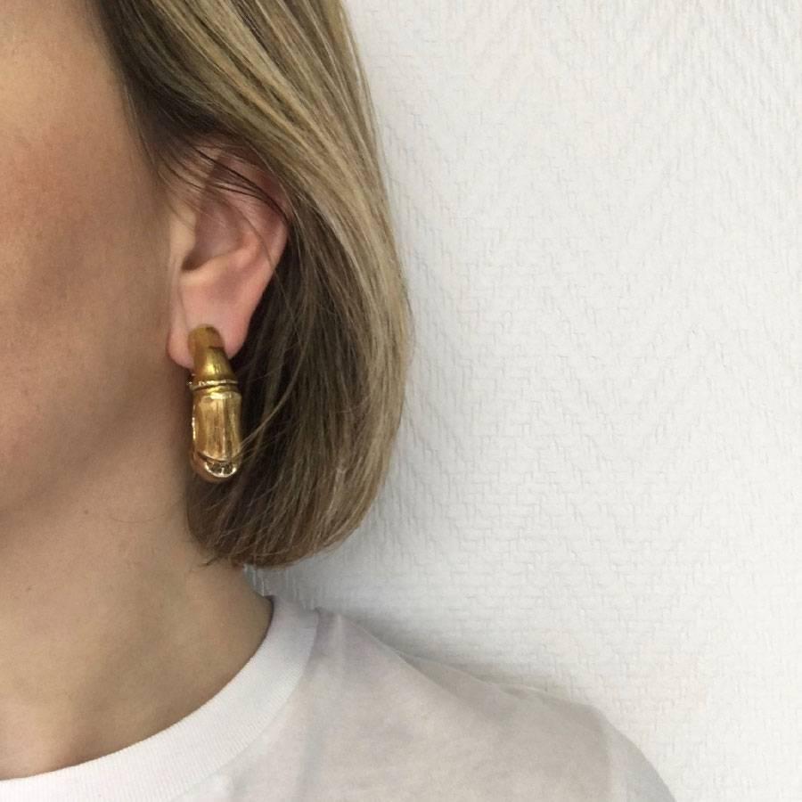 YSL Yves Saint Laurent  bamboo shape clip-on earrings in gilt metal.

In good condition. The gilding is a little spent on the clips.

Dimensions: length: 4 cm, width: 1 cm

Will be delivered in a new, non-original dust bag
