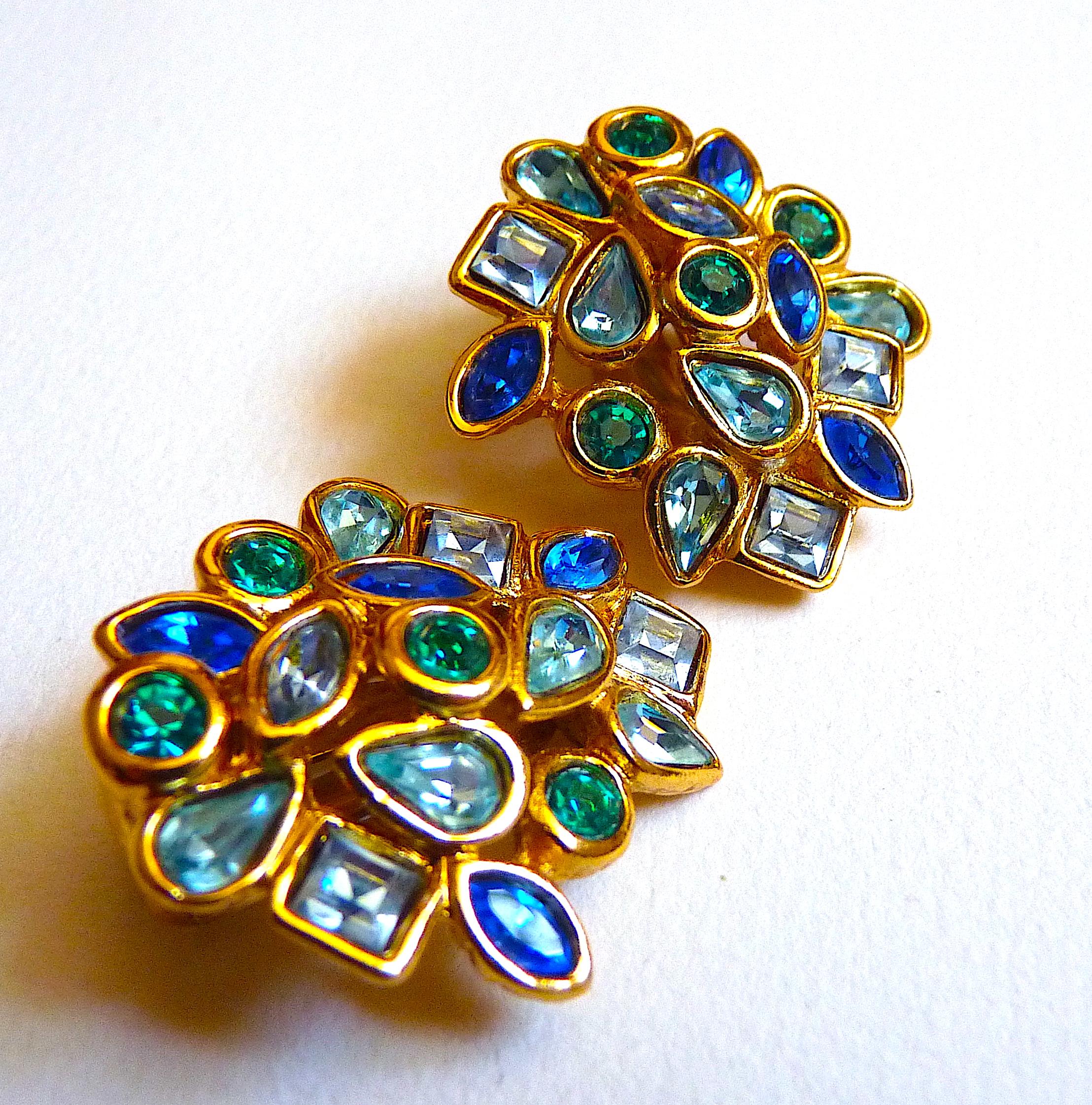 YVES SAINT LAURENT Ohrringe mit Clip, wunderschöne blaue und grüne Swarovski-Kristalle in einem durchbrochenen goldfarbenen Metall

- Goldfarbenes Metall und blaue, grüne Swarovski Kristall Cabochons

- Signiert YSL Made in France auf der